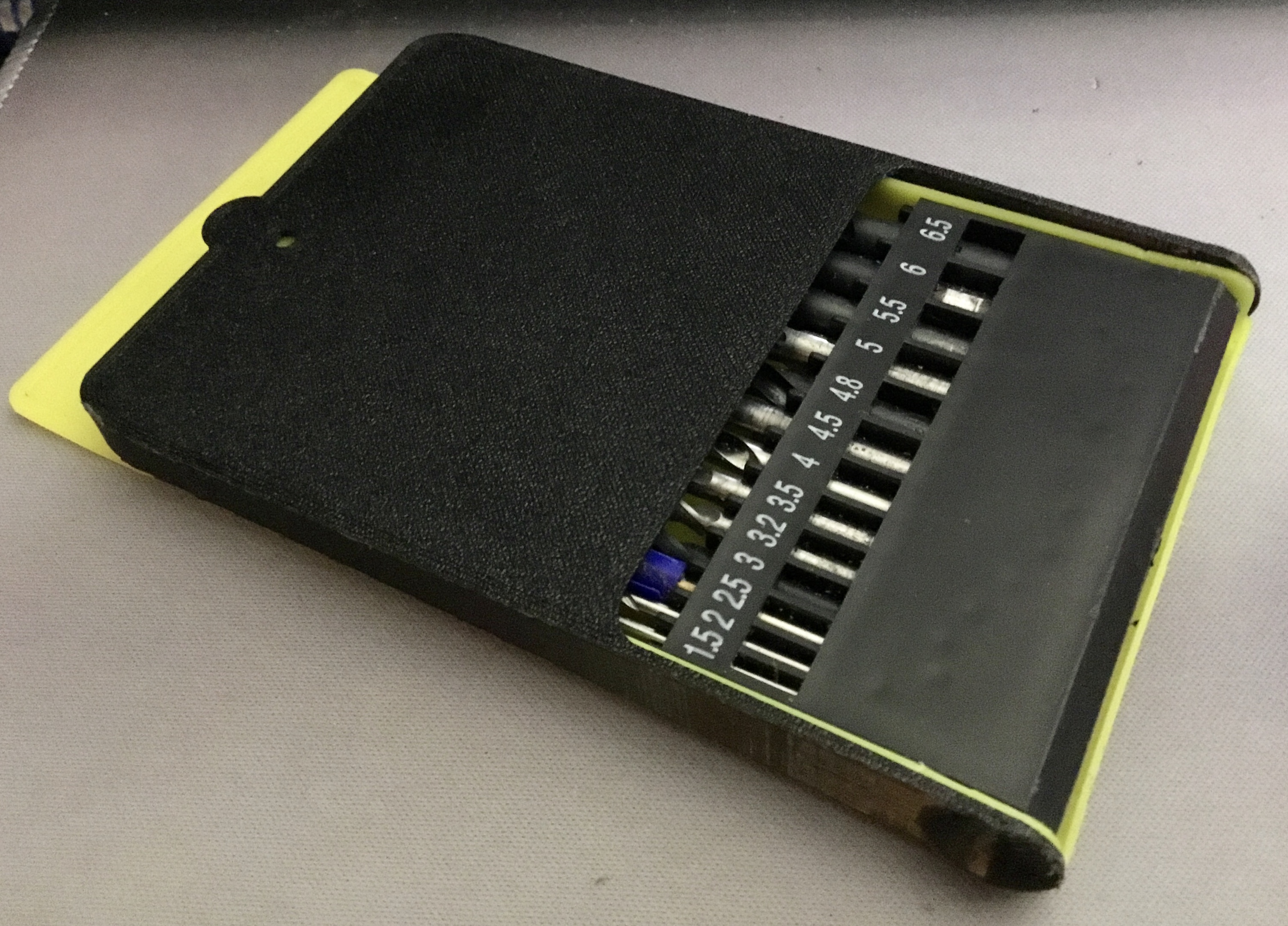 Matkaplarla bir kutunun kapağı (Plastik Aparattır!!!)