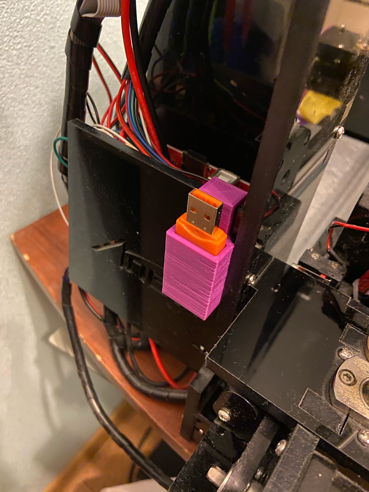 Anet A6 kitinden adaptör flash sürücüsü için tutucu (Plastik Aparattır!!!)