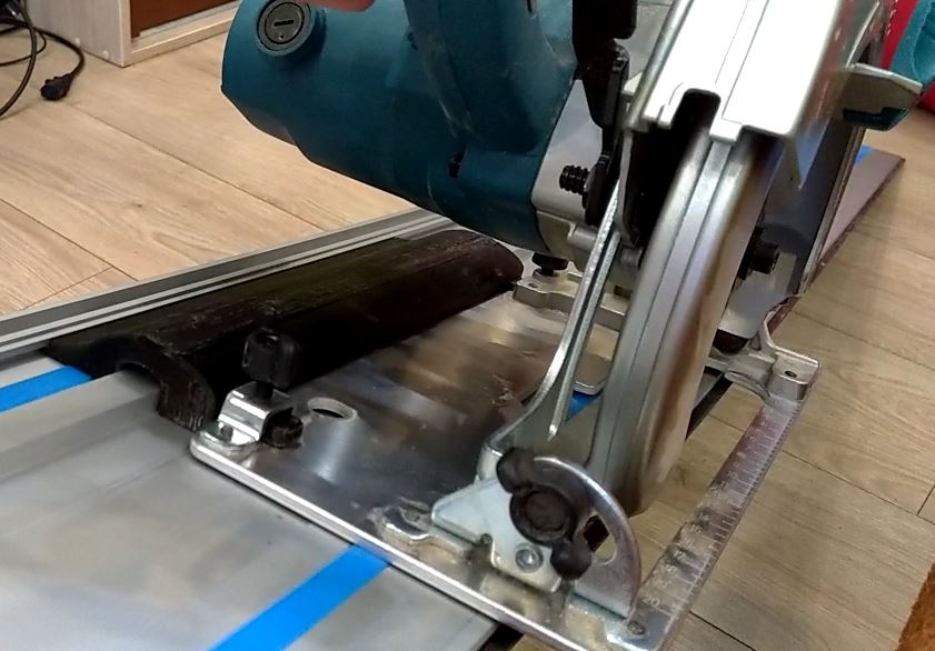 Busbar lastiğinde bir testere makita hs7601 ile çalışmak için adaptör (Plastik Aparattır!!!)