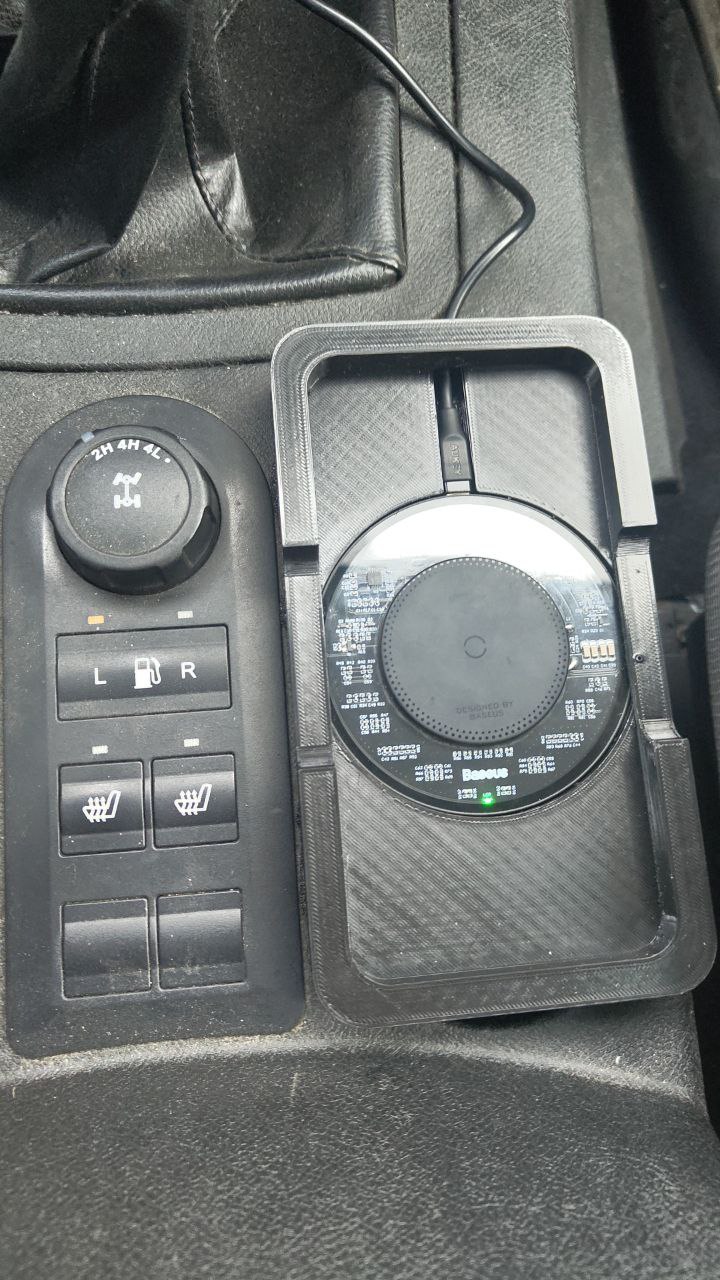 Bir fincan tutucusundaki kablosuz şarj bazusuna dayanan UAZ Patriot'ta bir telefon için bir platform. (Plastik Aparattır!!!)