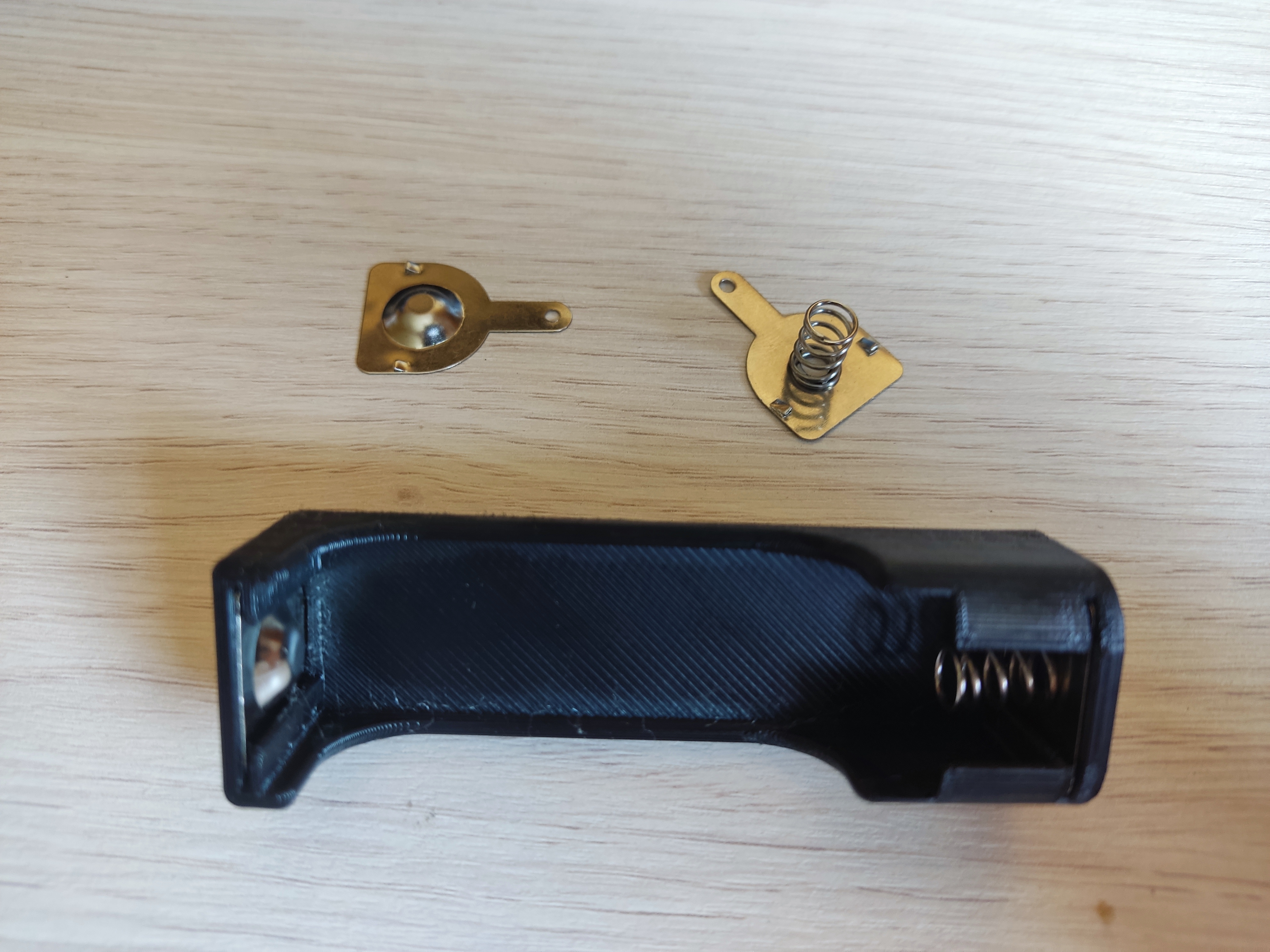 Şarj Cihazının Kolordu ve Sahipleri 4x18650. (Plastik Aparattır!!!)