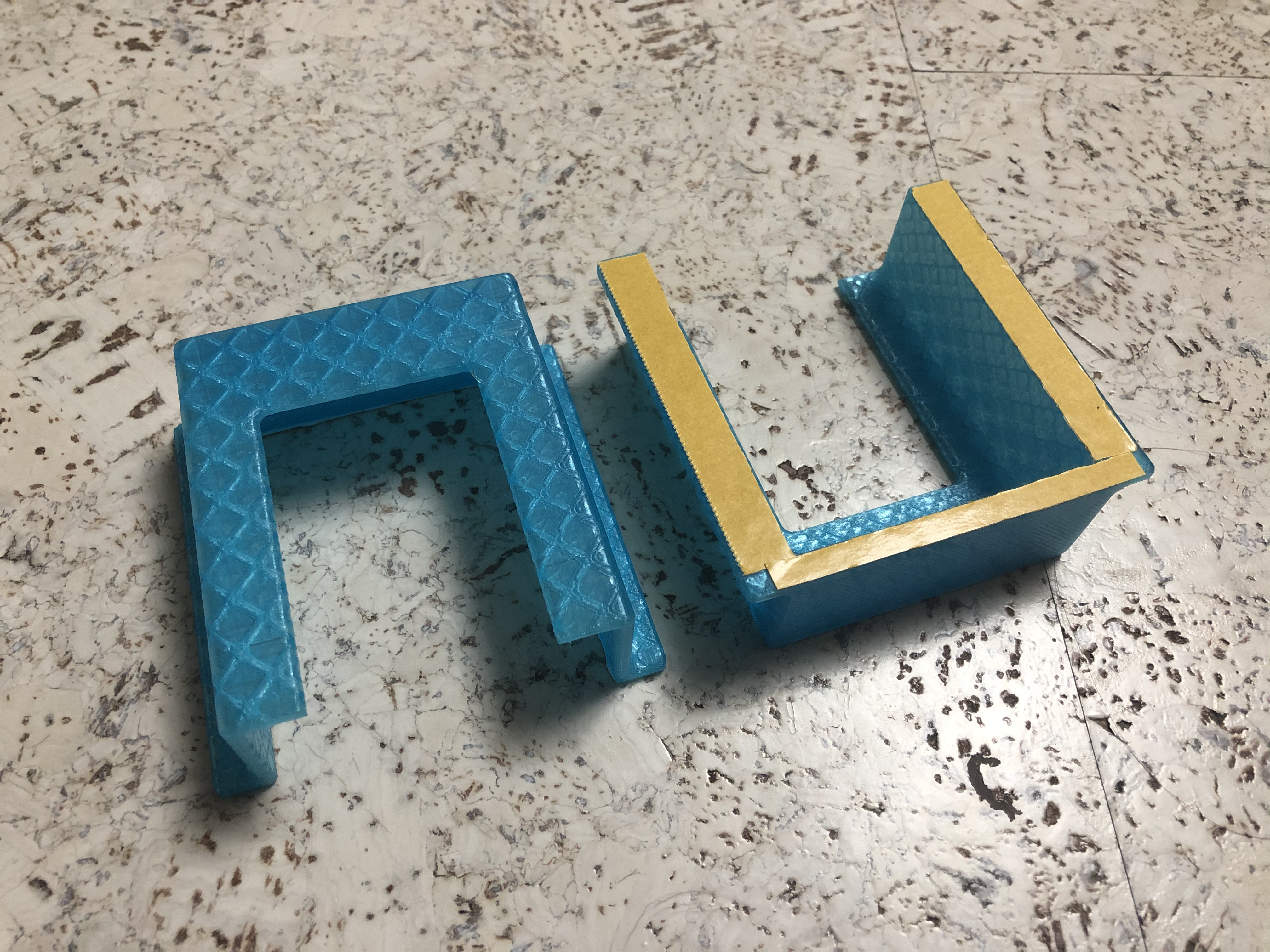 Avizeler, LED şeritler ve diğer aydınlatma armatürleri için yarı oval uzaktan kumanda standı (Plastik Aparattır!!!)