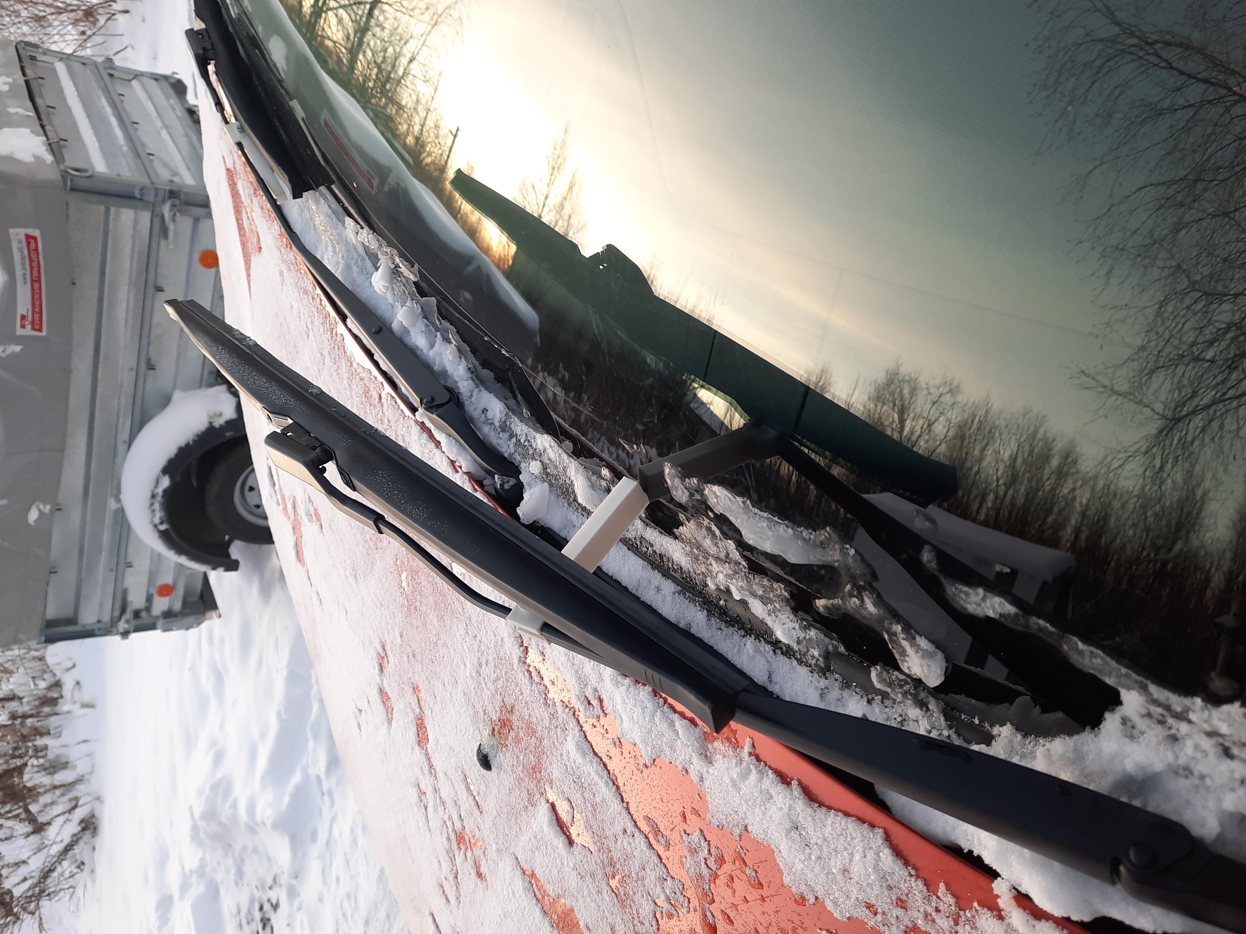 Silecek fırçalarının kışın ön camdan çıkarılması. (Plastik Aparattır!!!) Silecek fırçalarının kışın ön camdan çıkarılması. (Plastik Aparattır!!!)