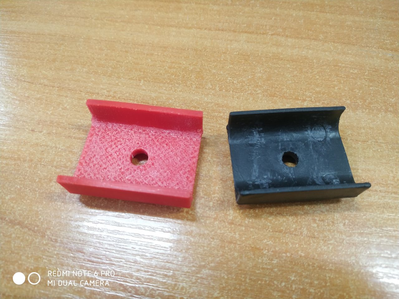 Bir turist çadırının çerçevesinin detayı (Plastik Aparattır!!!)