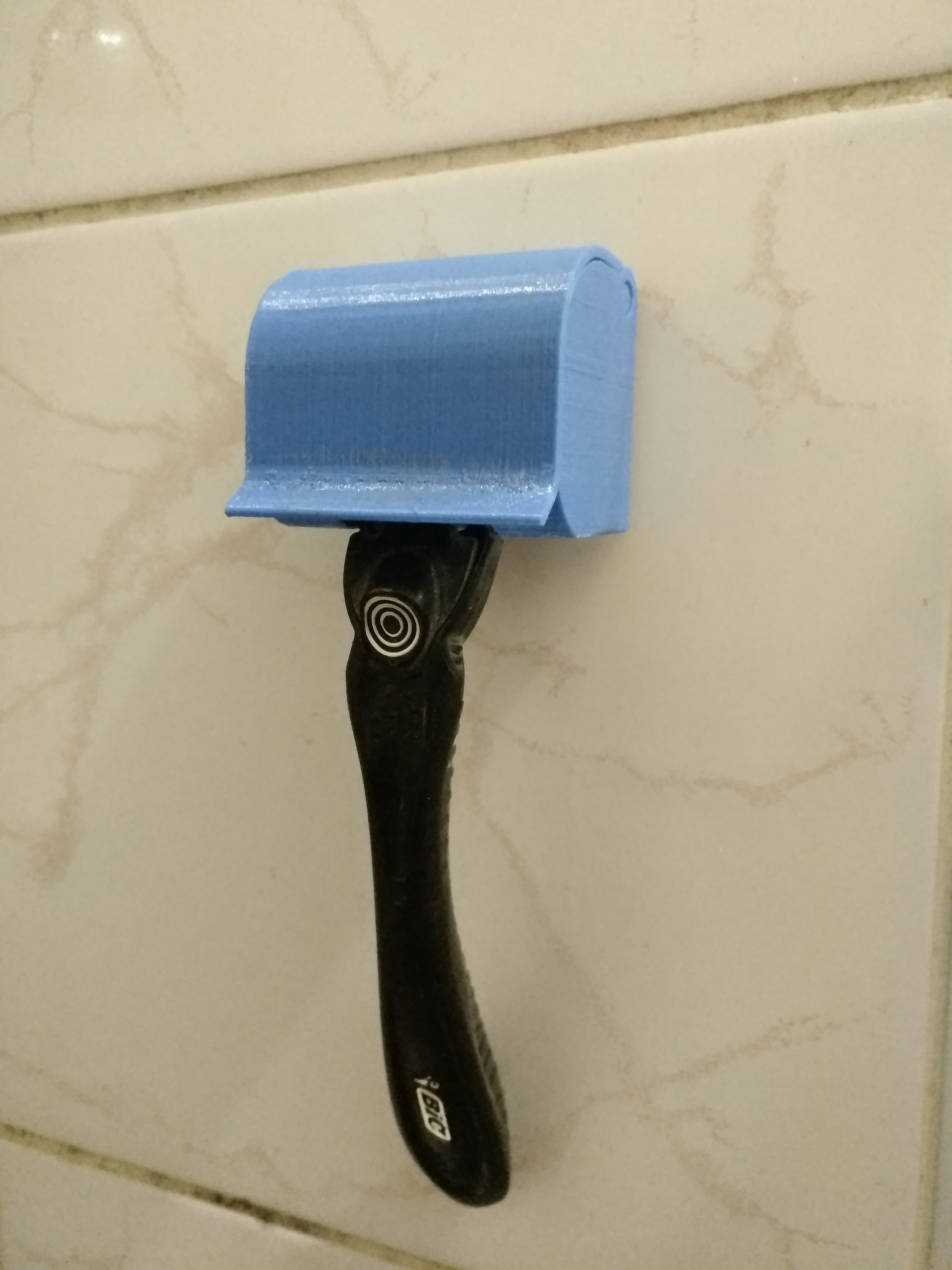 Başka bir tıraş bıçağı tutucusu (Plastik Aparattır!!!)