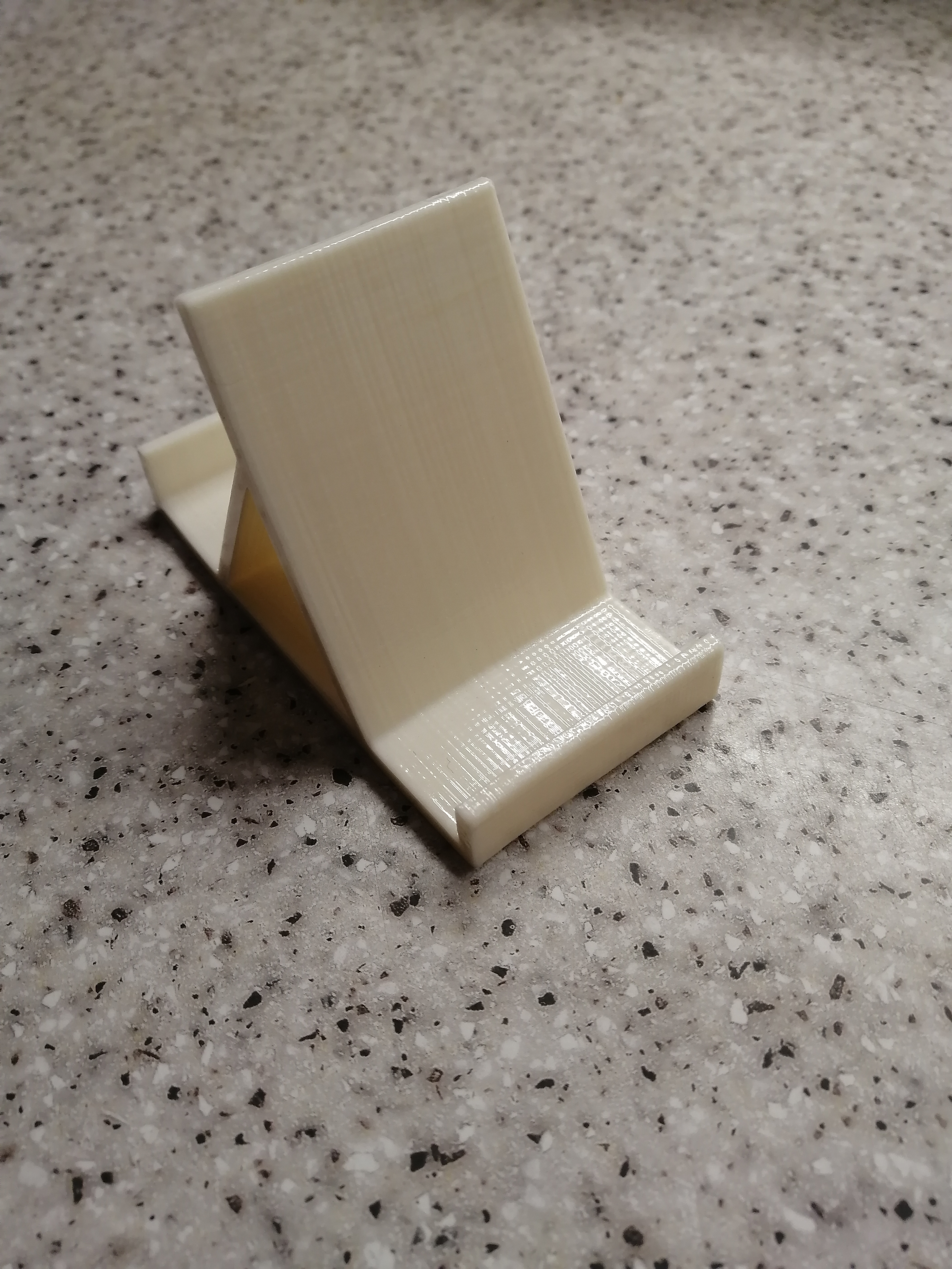 Bir telefon veya tablet için bir stand. (Plastik Aparattır!!!)