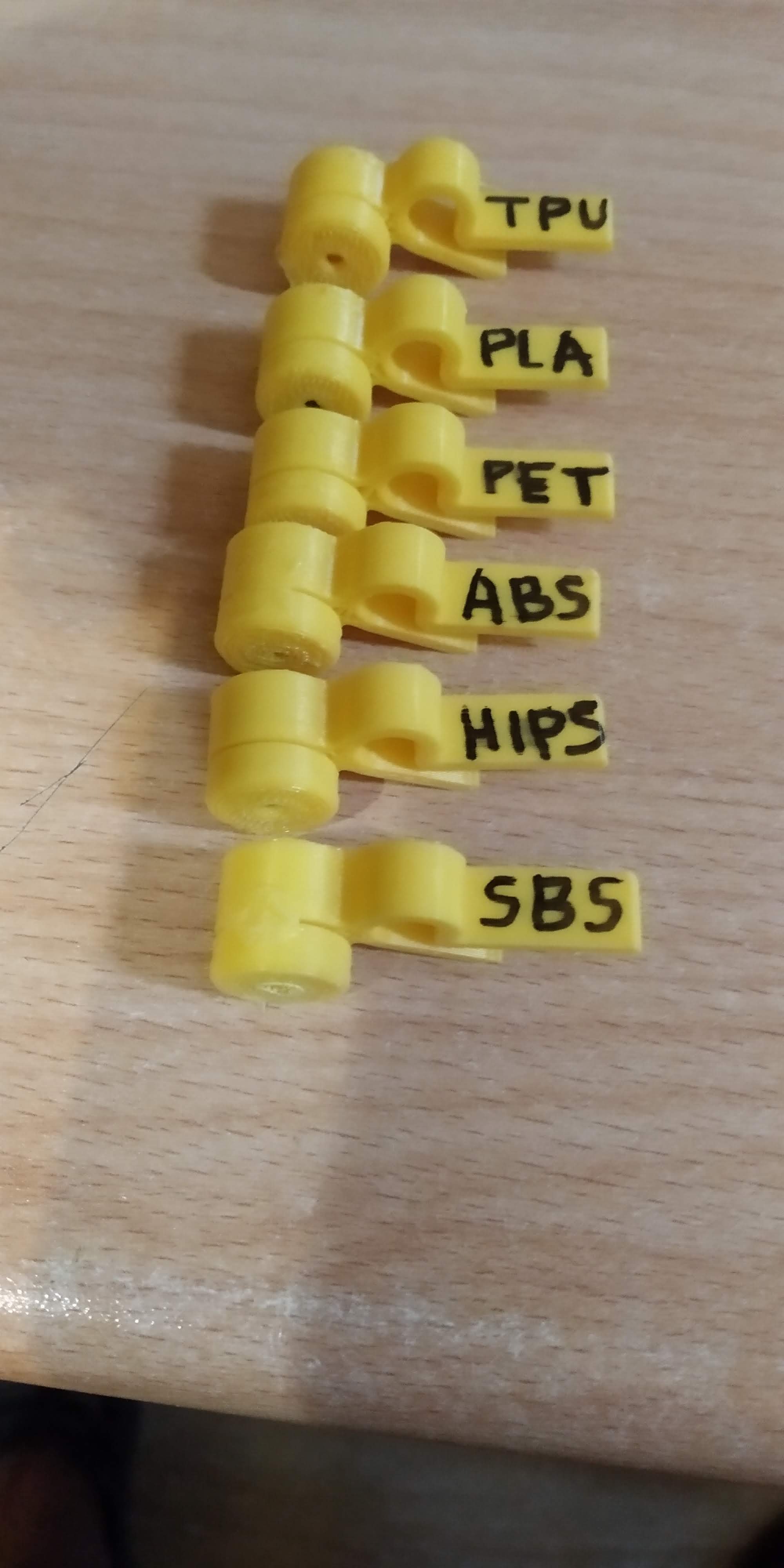 3'ü 1 arada - makara plastik etiketindeki toz ipliği kelepçesinden temizleme ipliği (Plastik Aparattır!!!) 3'ü 1 arada - makara plastik etiketindeki toz ipliği kelepçesinden temizleme ipliği (Plastik Aparattır!!!)