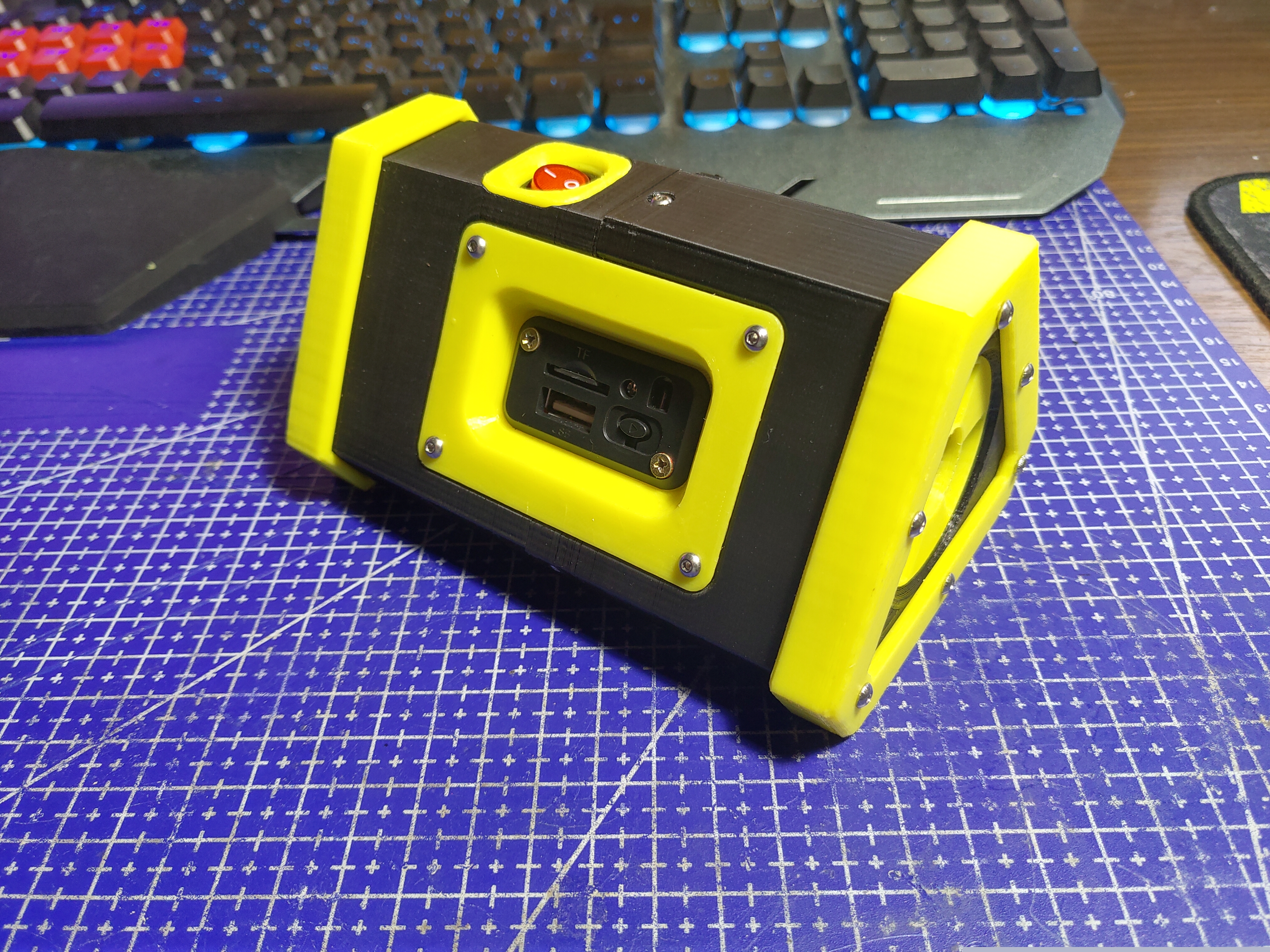 Taşınabilir hoparlör (Plastik Aparattır!!!)