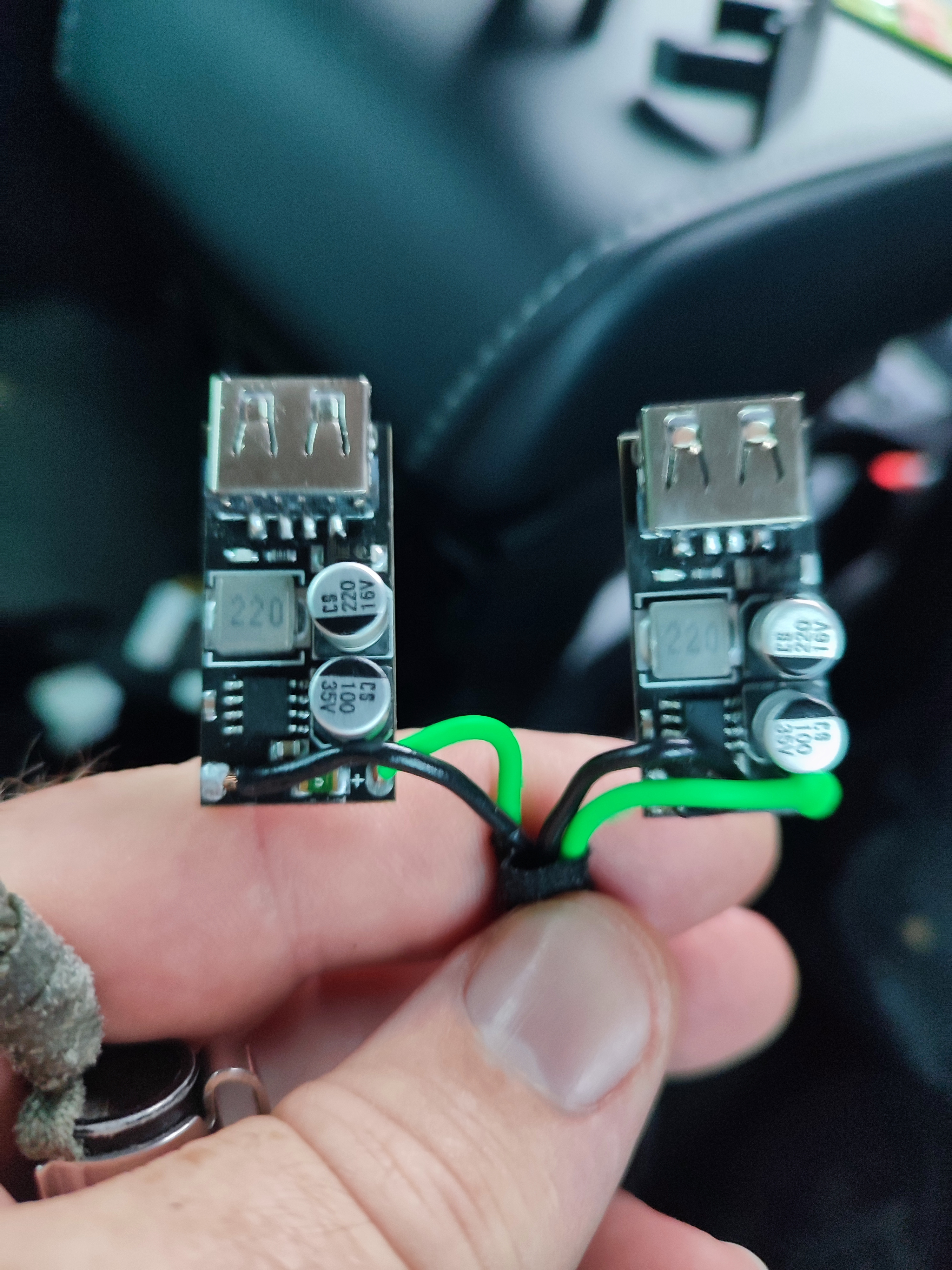 Largus arka USB şarj cihazı (Plastik Aparattır!!!)