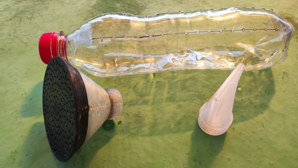 Hortumdaki püskürtücü, evcil hayvan şişesine yaklaşır. (Plastik Aparattır!!!)