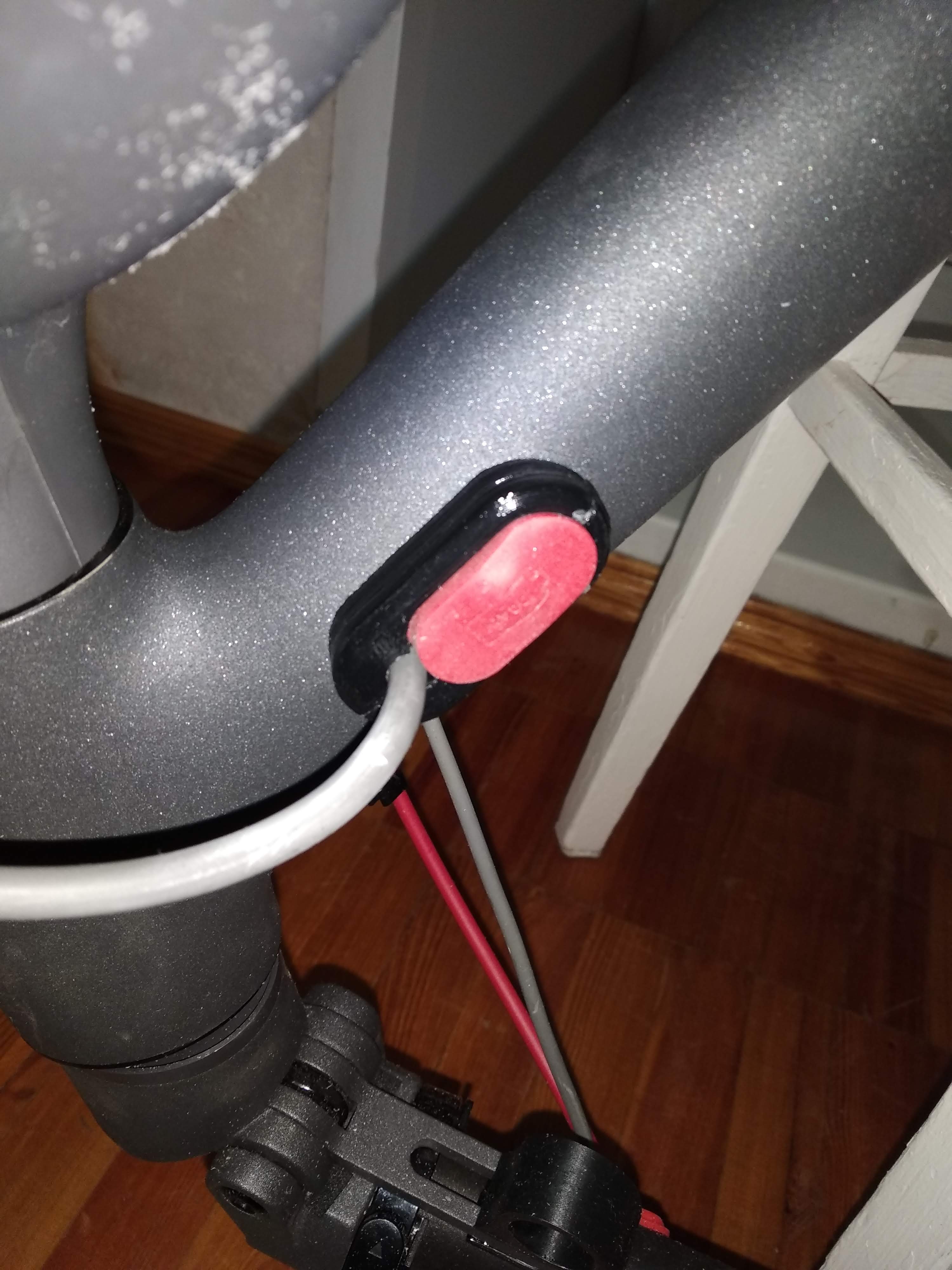 Xiaomi Mijia M365 şarj soketini bağlama (çerçevedeki deliğe aktarma, tekerlek motoru için güç kabloları) (Plastik Aparattır!!!)