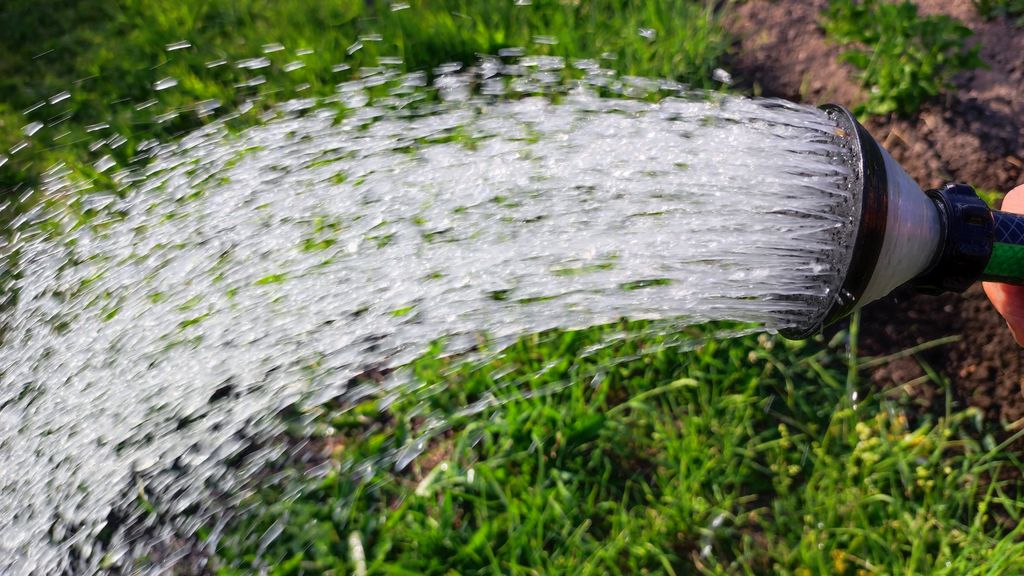 Hortumdaki püskürtücü, evcil hayvan şişesine yaklaşır. (Plastik Aparattır!!!)