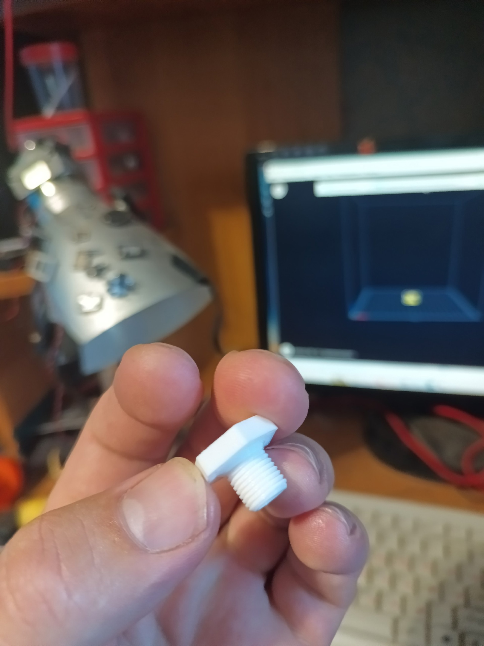 E14 kartuşu için bir deliğe sahip bir cıvata. (Plastik Aparattır!!!)