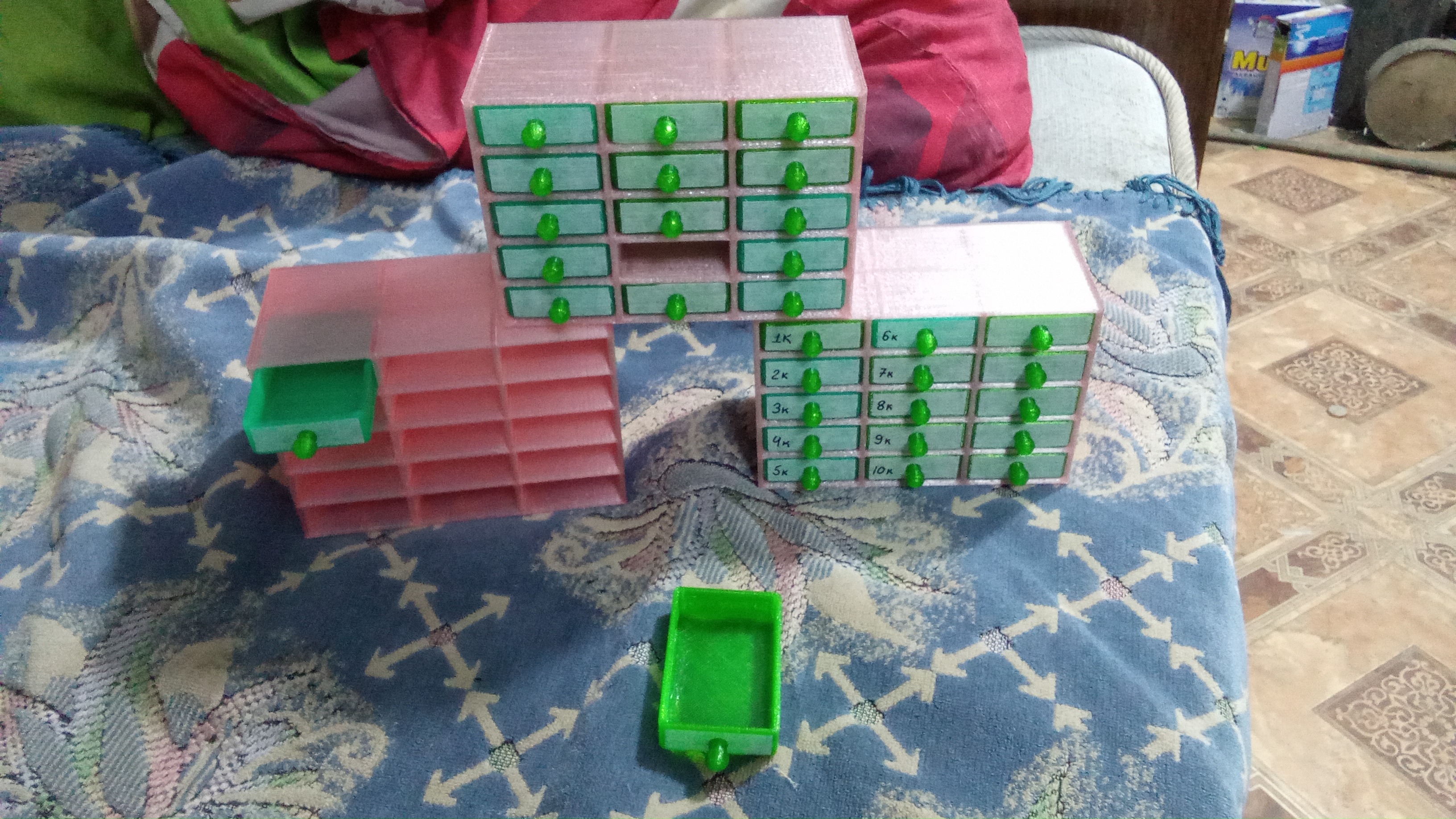 Küçük şeyler için organizatör (radyo bileşenleri). (Plastik Aparattır!!!) Küçük şeyler için organizatör (radyo bileşenleri). (Plastik Aparattır!!!)