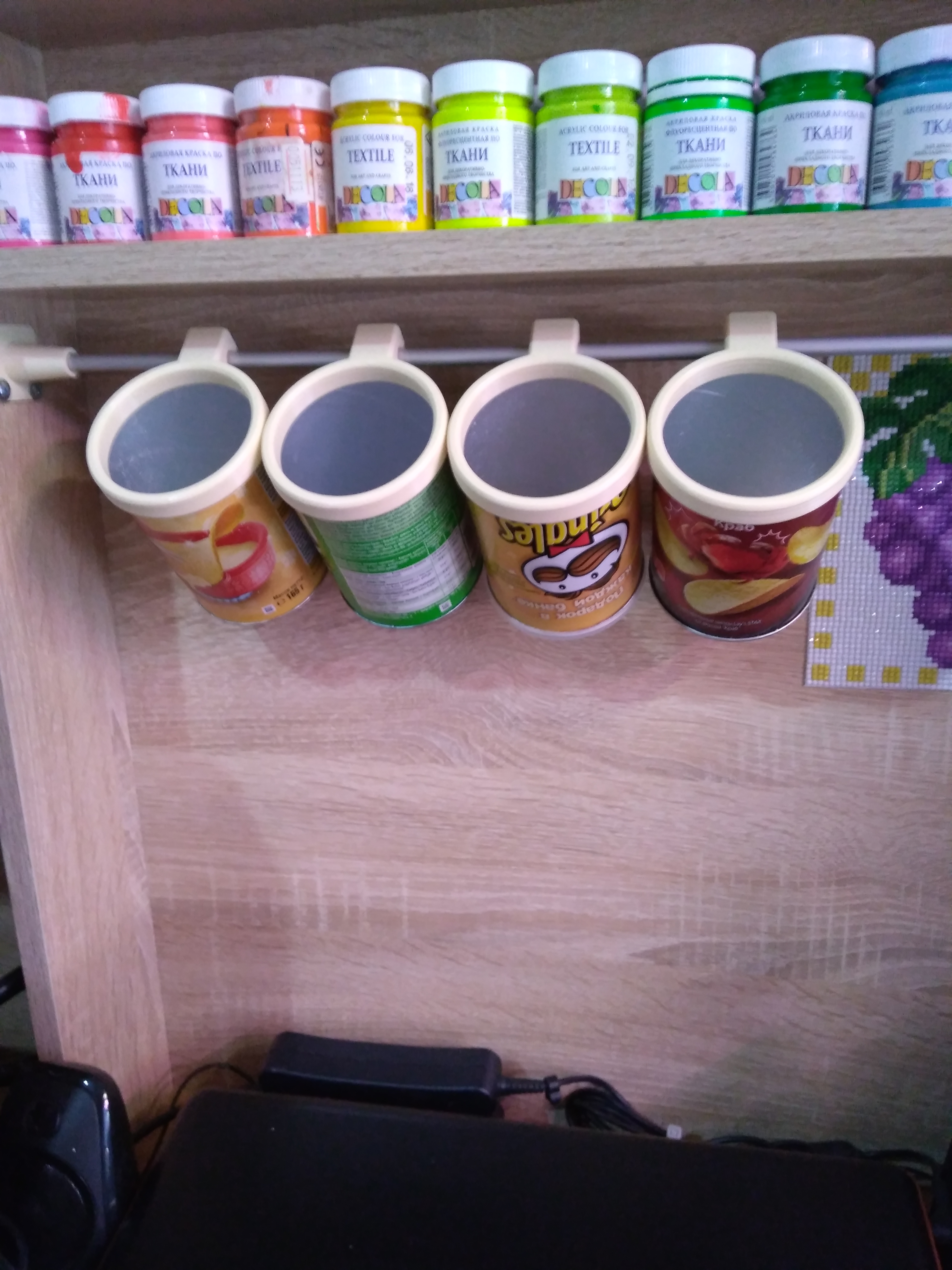 Korkuluk üzerinde Pringles kutusu için kancalı halka (kalemlik, el tutucusu, fırça tutucusu) (Plastik Aparattır!!!)