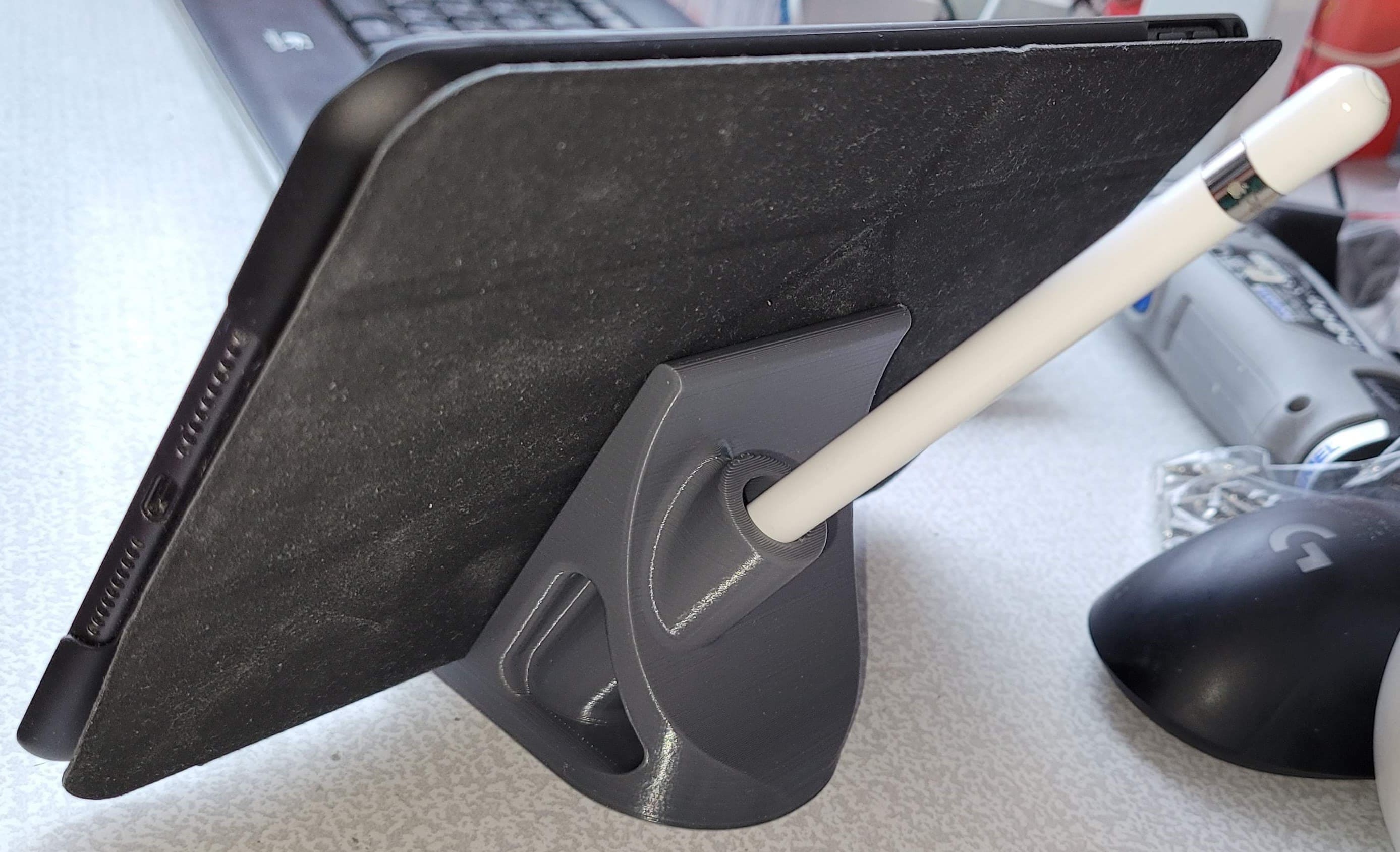 İPad Mini 5 ve 1. nesil bir kalem için bir stand. (Plastik Aparattır!!!)