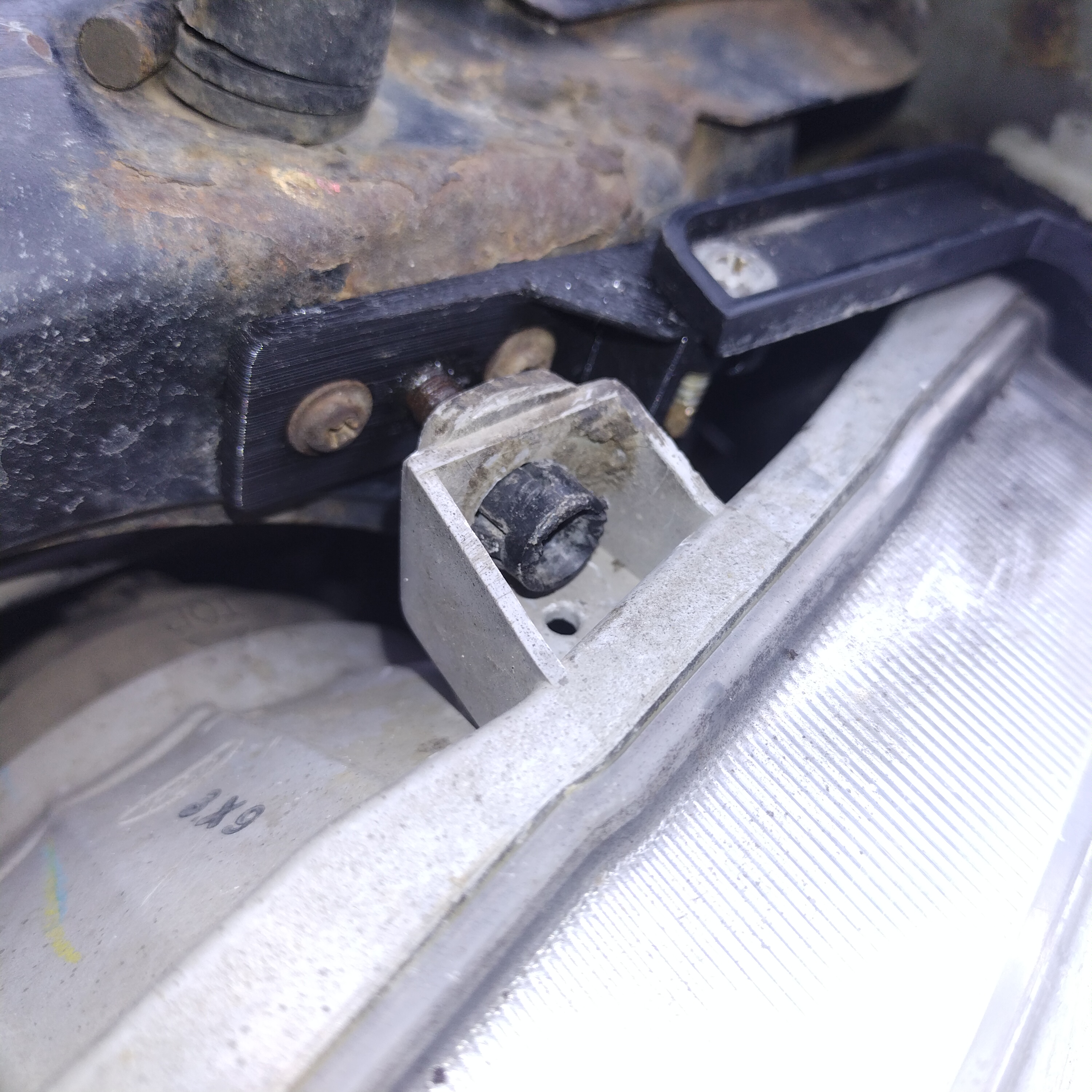 Ford Ranger 1 nesli için sol üst etiket montajı. (Plastik Aparattır!!!)