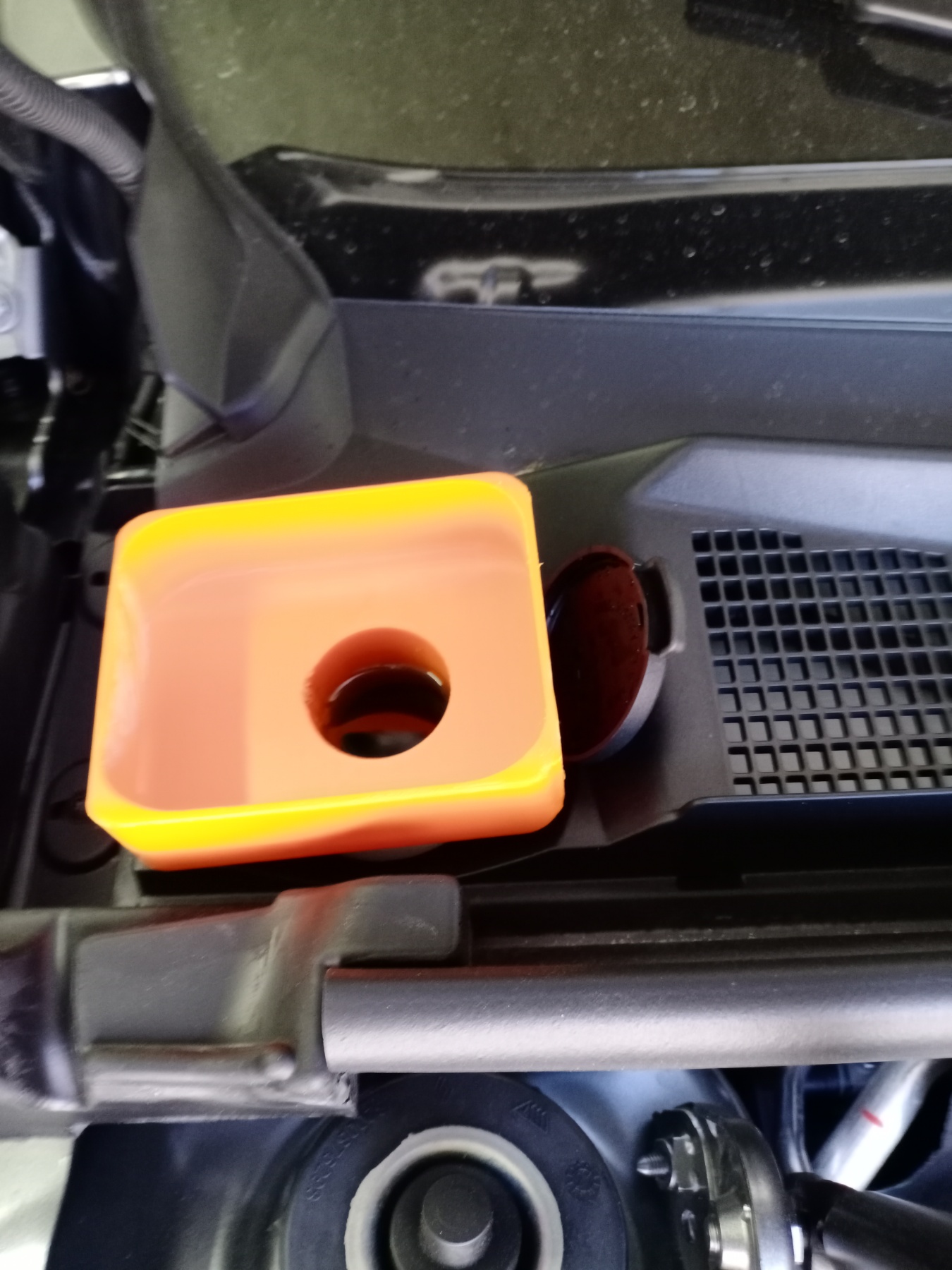 Yıkayıcı Renault Arkana'nın tankı için huni (Plastik Aparattır!!!)