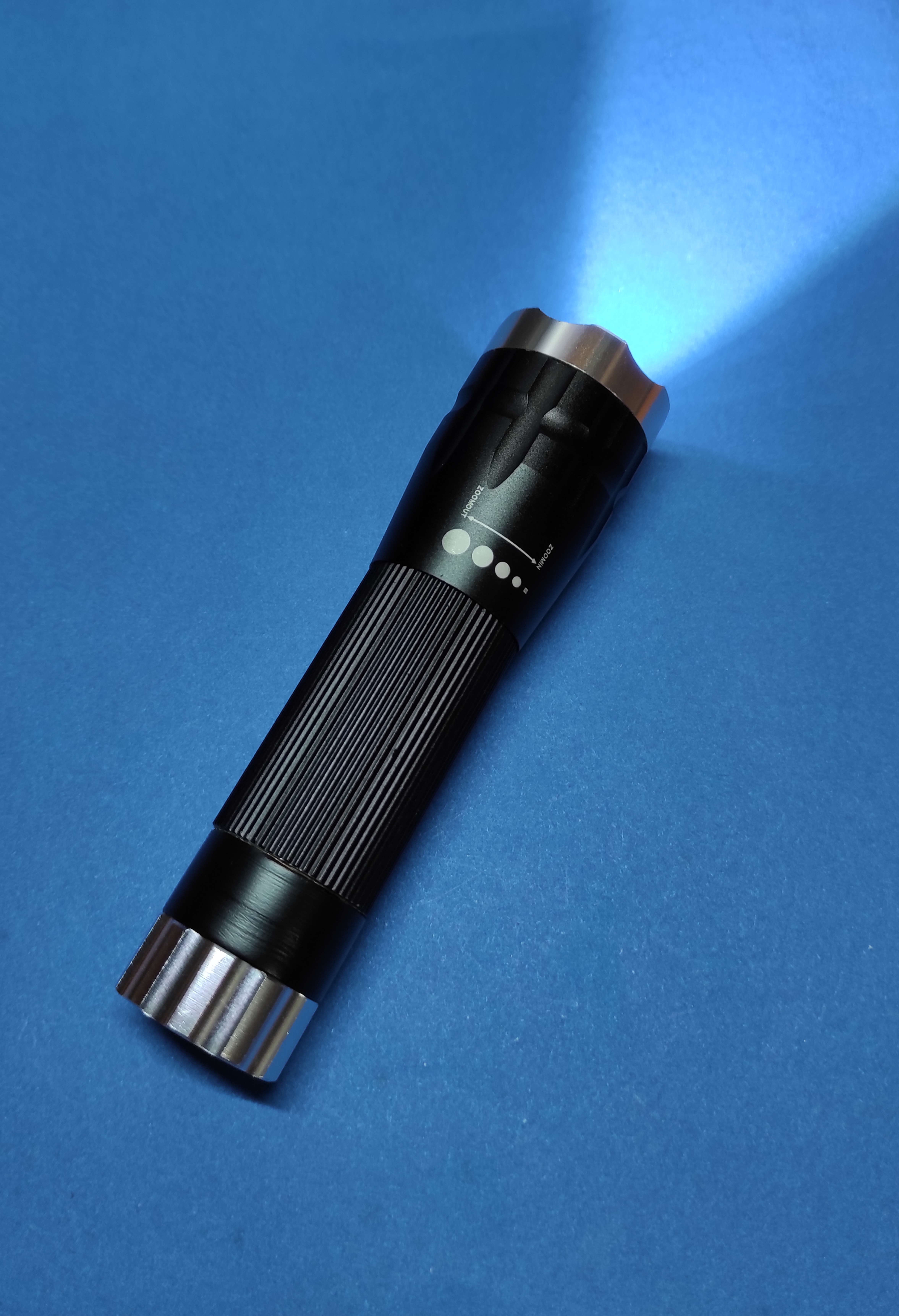 Bir pil için yeniden yapmak için bir el fenerine adaptör 18650 (Plastik Aparattır!!!) Bir pil için yeniden yapmak için bir el fenerine adaptör 18650 (Plastik Aparattır!!!)