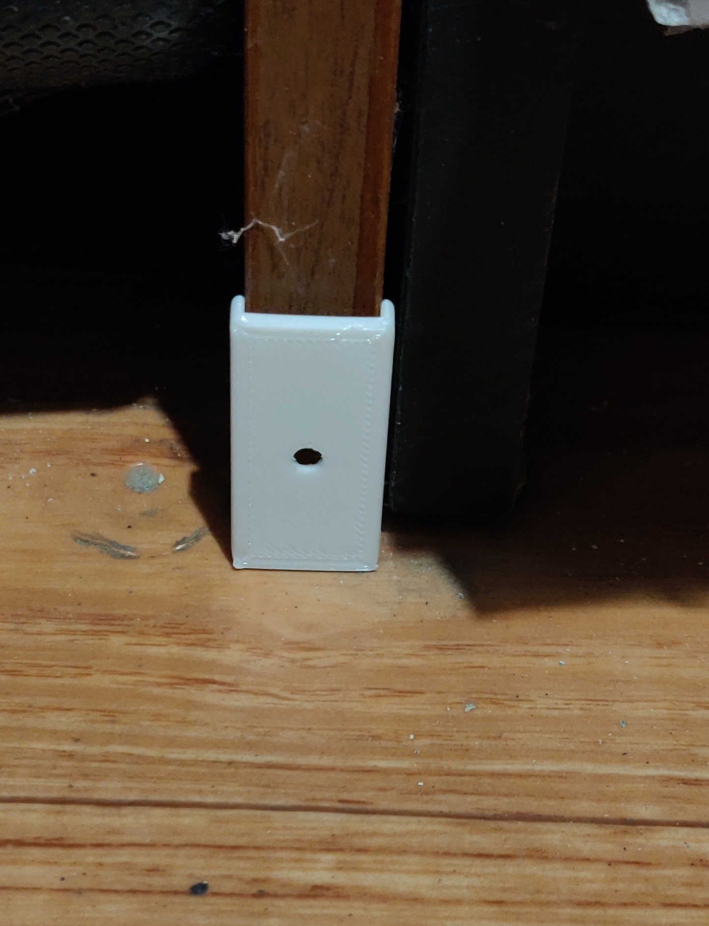 Masanın bacaklarının köşesi için MOP'a karşı Koruma Sunta 16mm'den (Plastik Aparattır!!!)