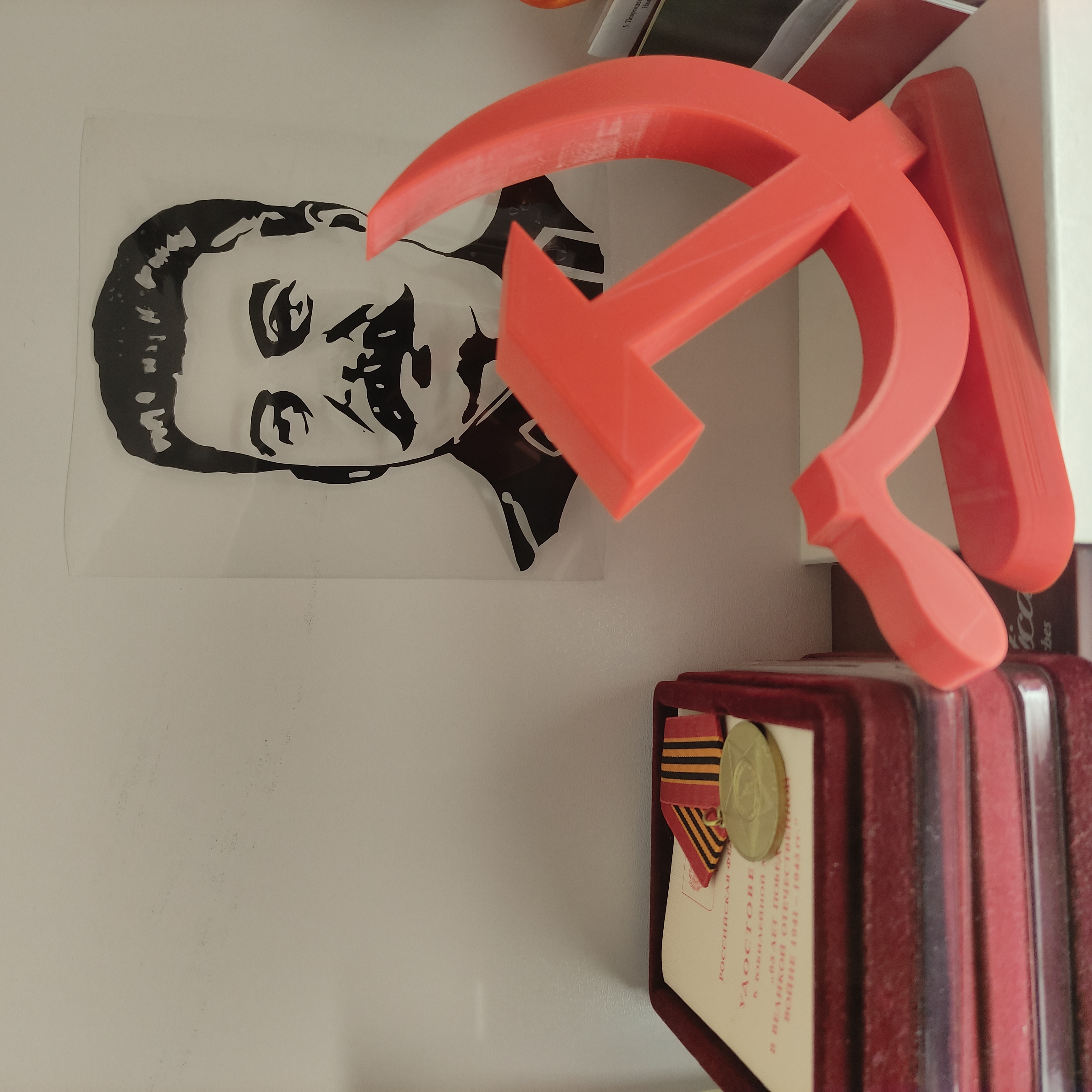Bir standa orak ve çekiç (Plastik Aparattır!!!)