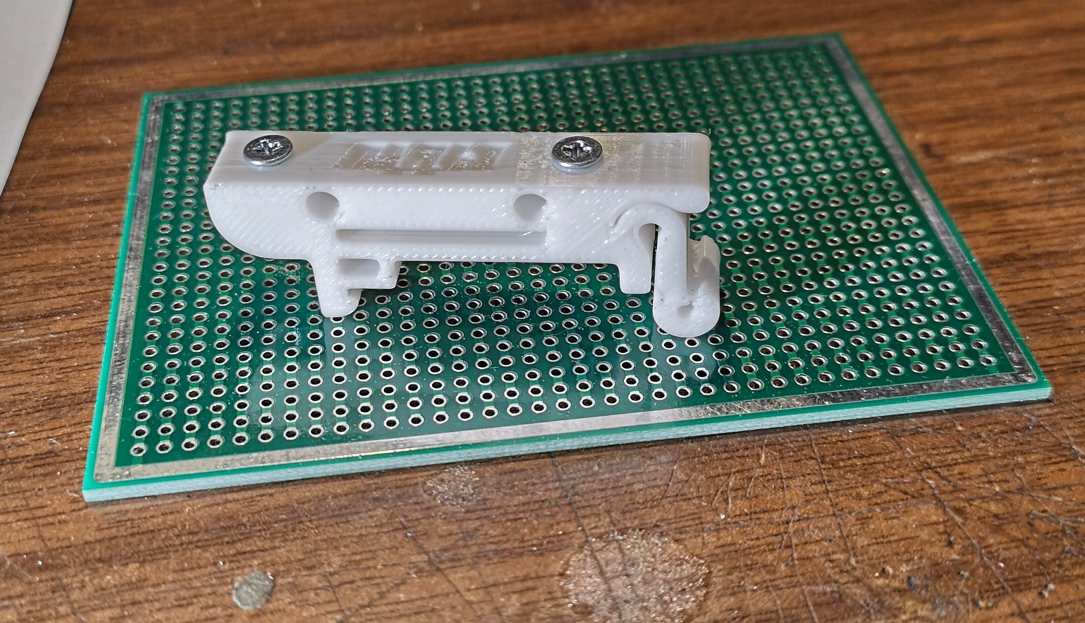 DIN rayındaki braket (Plastik Aparattır!!!)