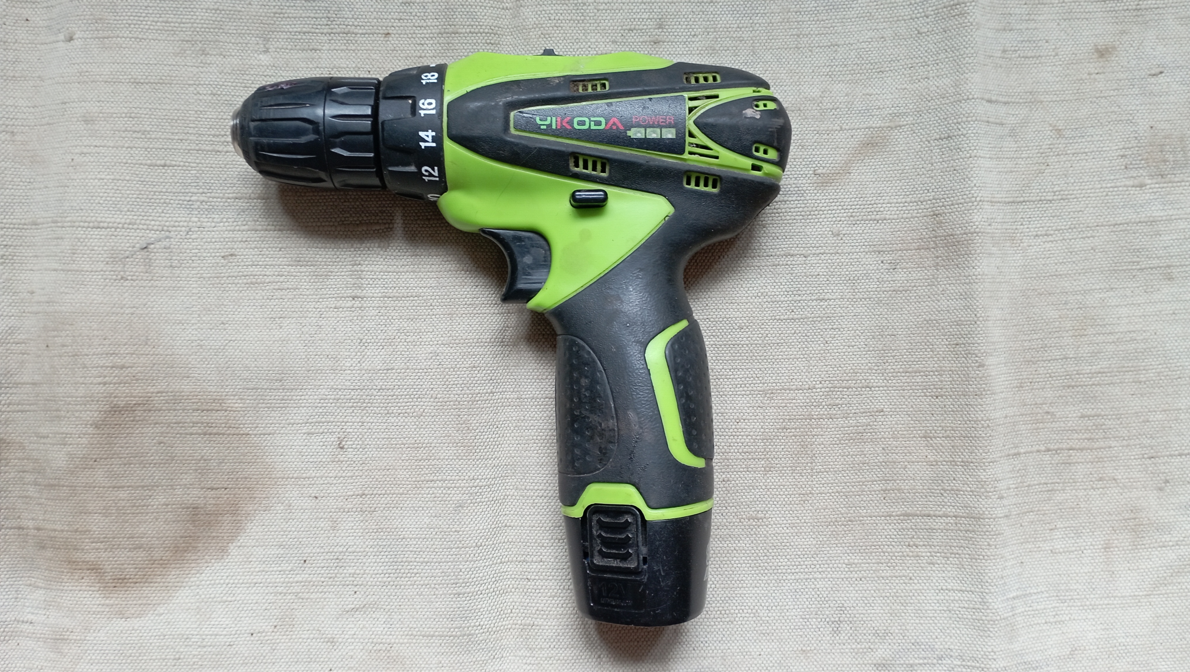 Ayrı konektör, 12V pilin yikoda tornavidan bağlantısı. (Plastik Aparattır!!!)