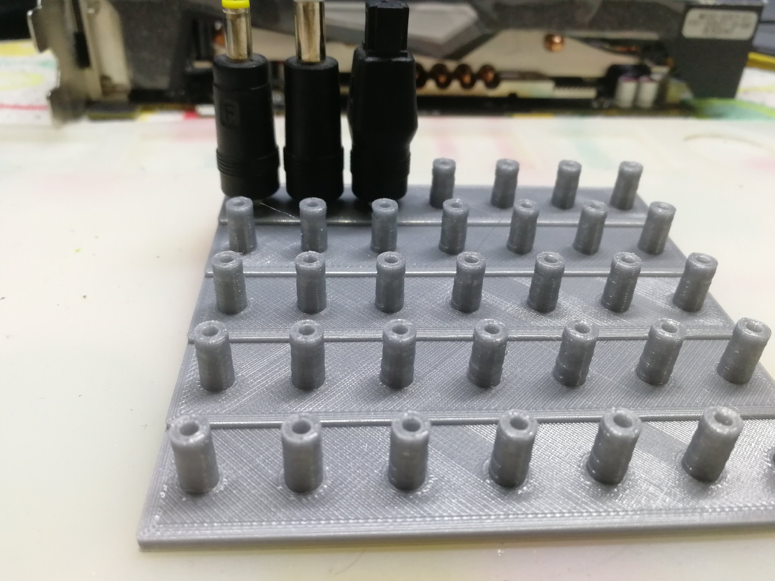 Dizüstü bilgisayarlar için adaptör tutucusu (LBP için) (Plastik Aparattır!!!) Dizüstü bilgisayarlar için adaptör tutucusu (LBP için) (Plastik Aparattır!!!)