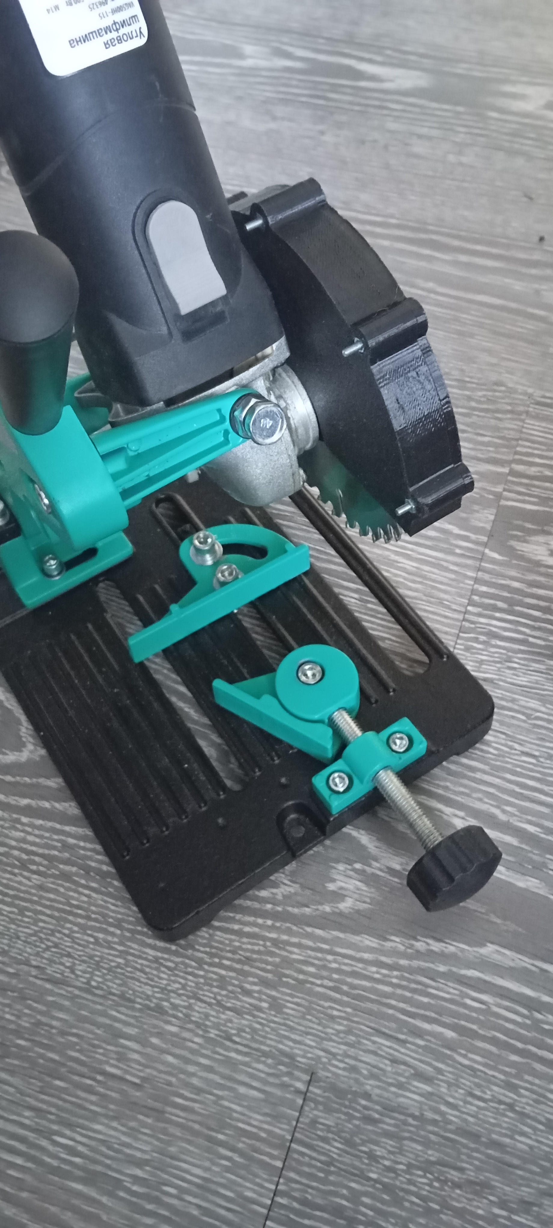 Disk çapı 140 mm'ye kadar olan çapraz kesme makinesi için açılı taşlama makinesi koruması (Plastik Aparattır!!!)