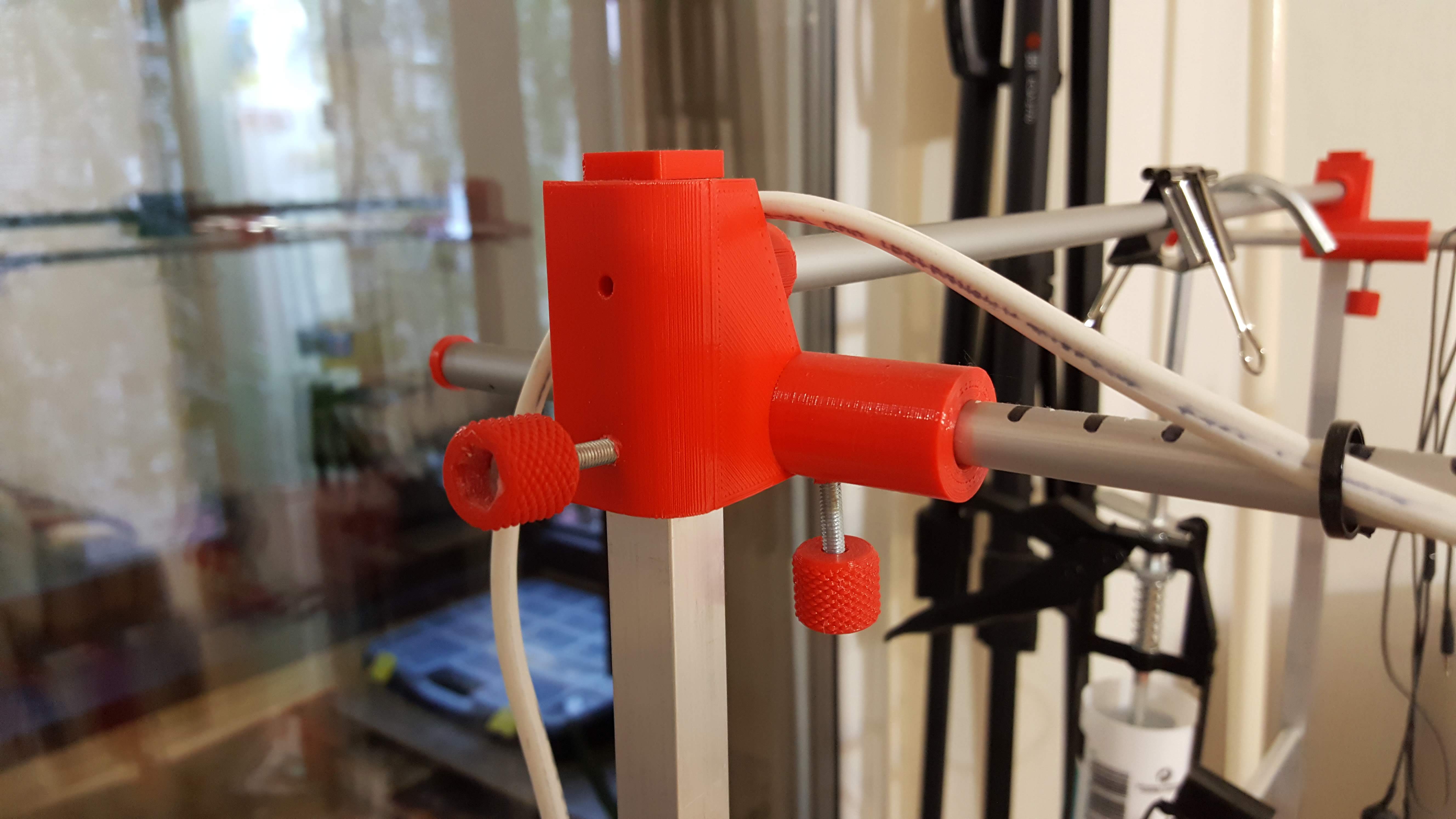 Masaüstü lambası sabittir (Plastik Aparattır!!!)