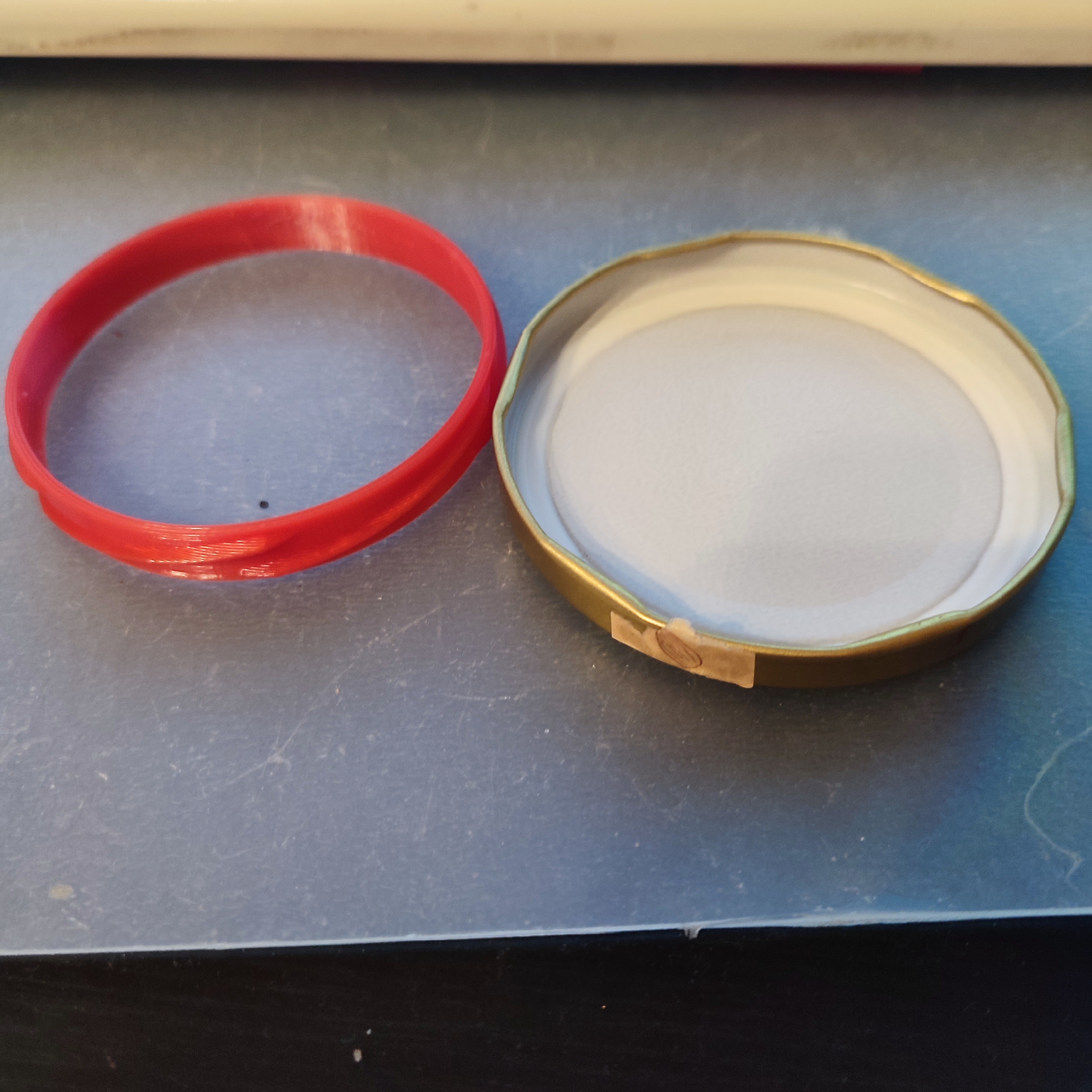 6 yollu bir ipliğe sahip bir cam kavanozun boynu 81 mm'dir.  Standart kapaklarla uyumlu. (Plastik Aparattır!!!)