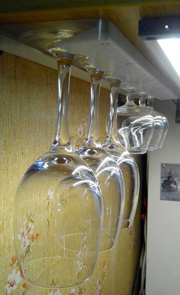 Yatay yüzeyde 3 bardak tutucusu (Plastik Aparattır!!!)