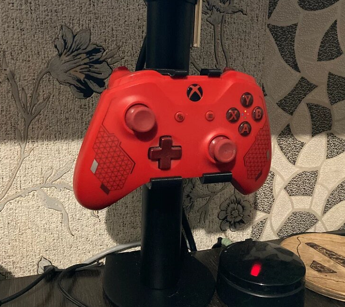 Monitör Rafında Xbox One Gamepad için CRC (Plastik Aparattır!!!)