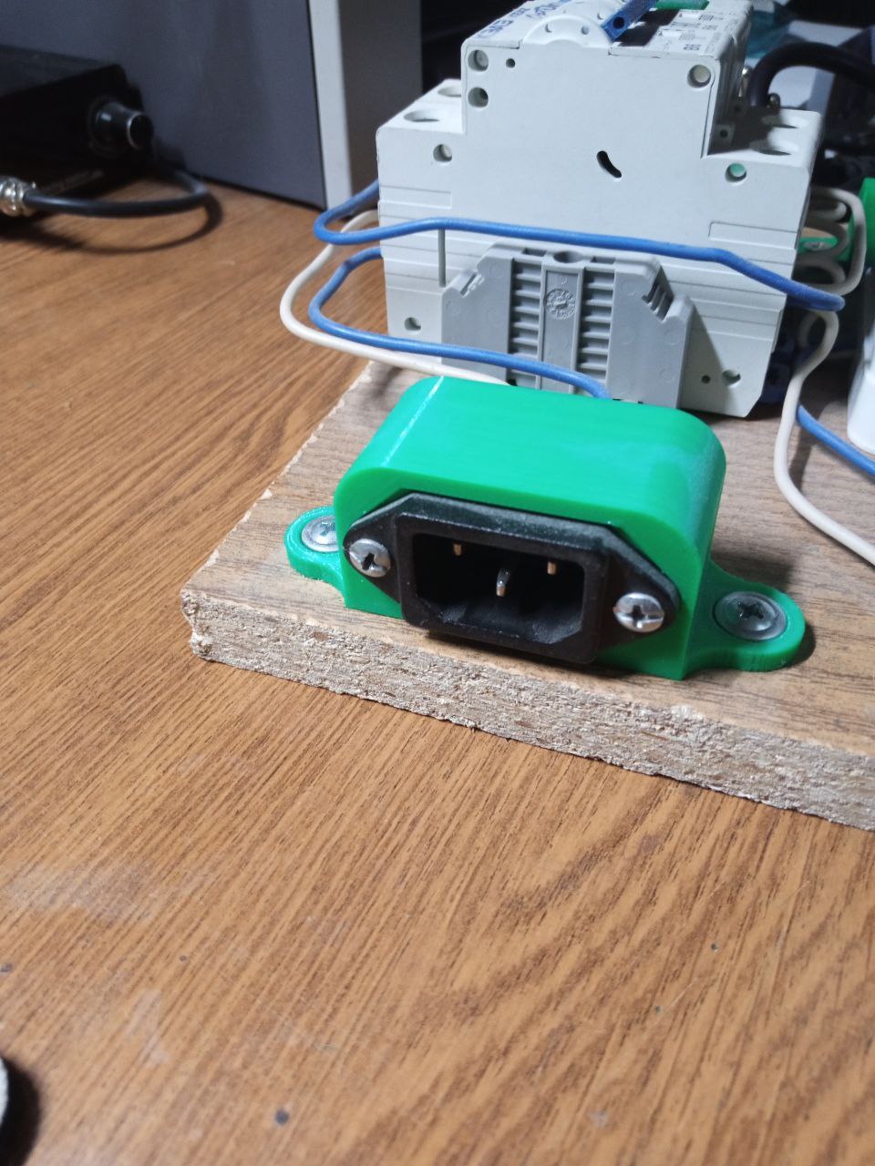 Soket C13 güç kablosu için sabitleme (Plastik Aparattır!!!)