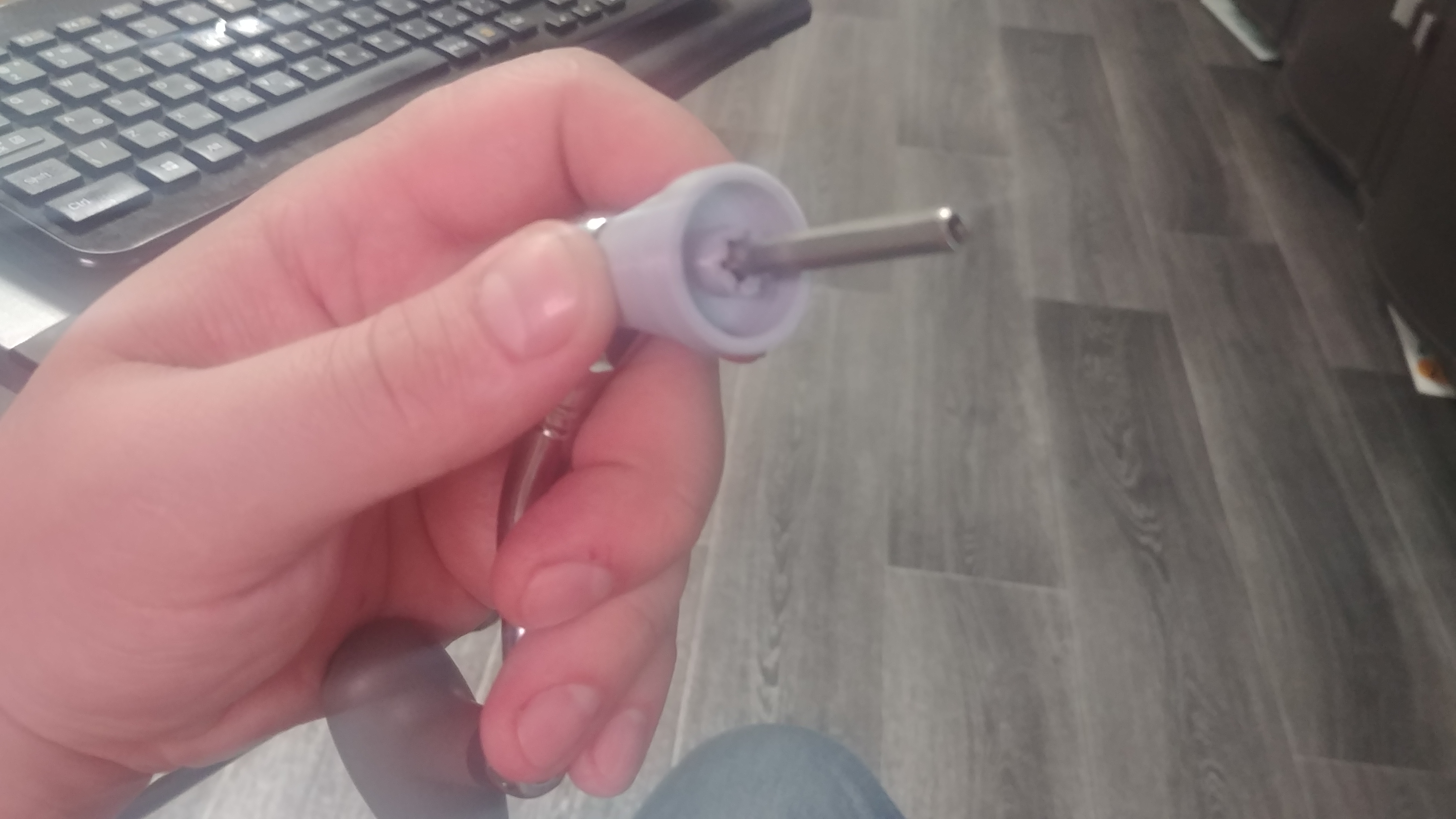 Sazan makaralarının sapını çıkarın (Plastik Aparattır!!!)