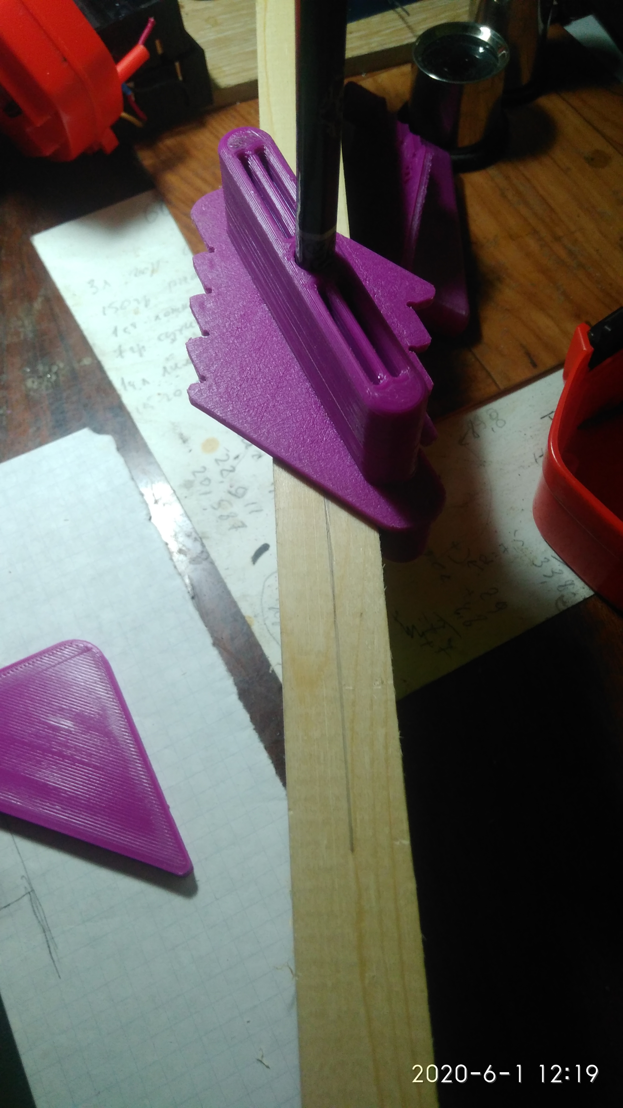 Tahtanın merkez çizgisini ve girintisini karalayın. (Plastik Aparattır!!!)