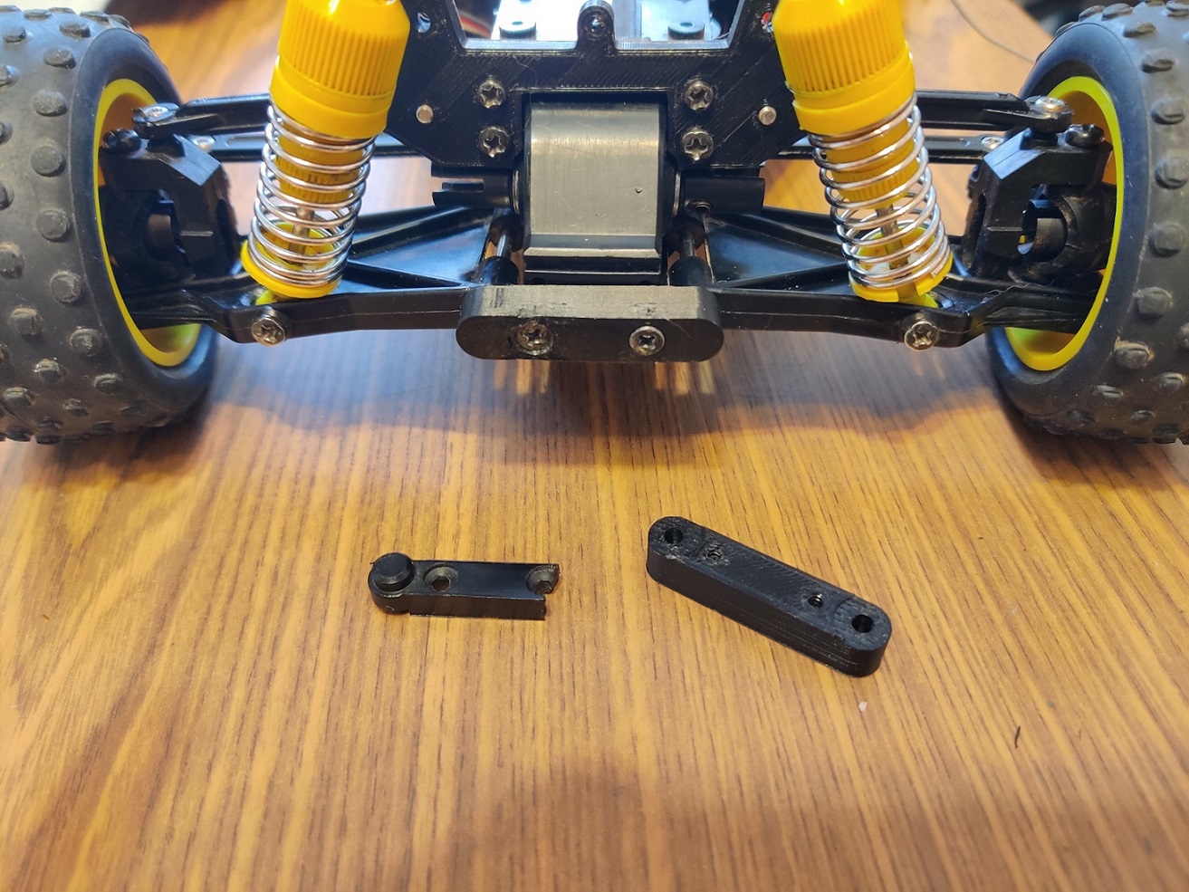 Kyosho Lazer 2000 ön süspansiyon eksenleri (Plastik Aparattır!!!)
