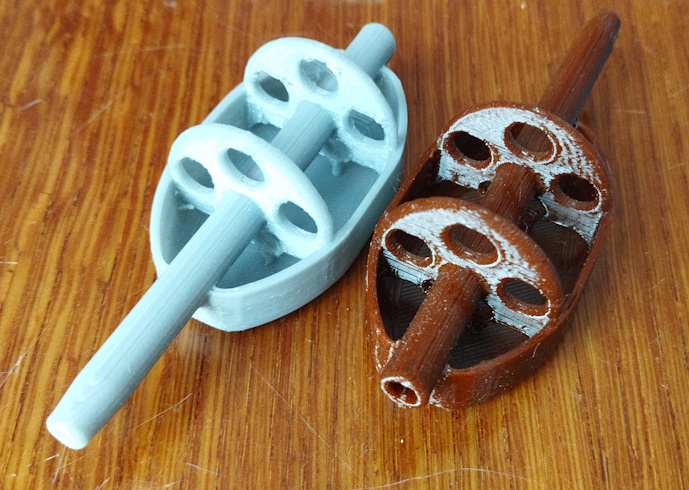 Ticari bir baskı makinesinin altındaki düz besleyici. (Plastik Aparattır!!!)