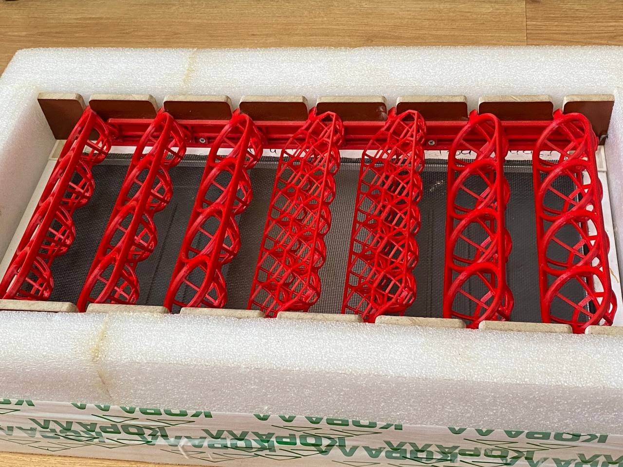 Tavuk ve bıldırcın yumurtaları için ev yapımı bir inkübatörün döner bir tepsisi. (Plastik Aparattır!!!)