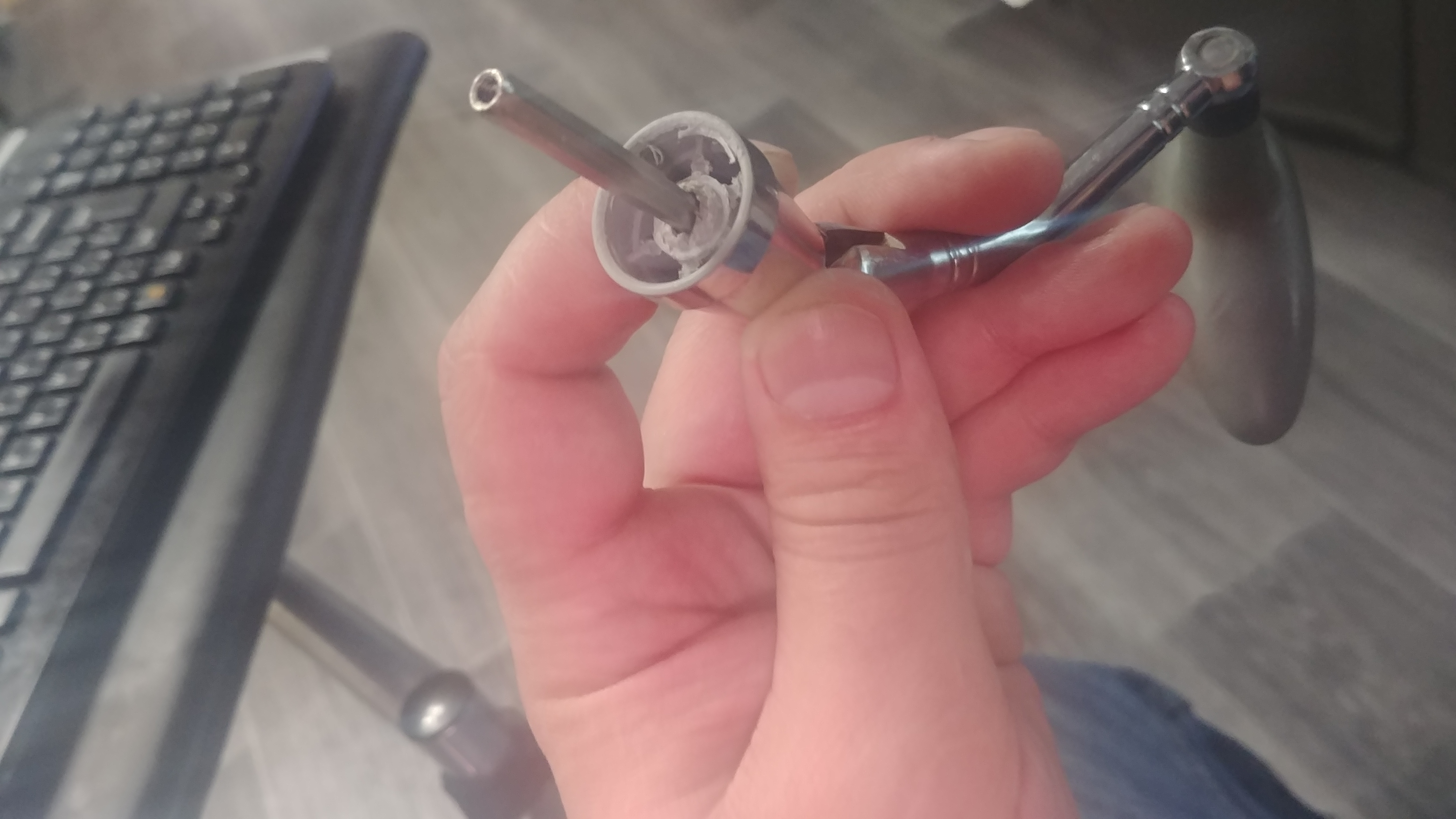 Sazan makaralarının sapını çıkarın (Plastik Aparattır!!!)