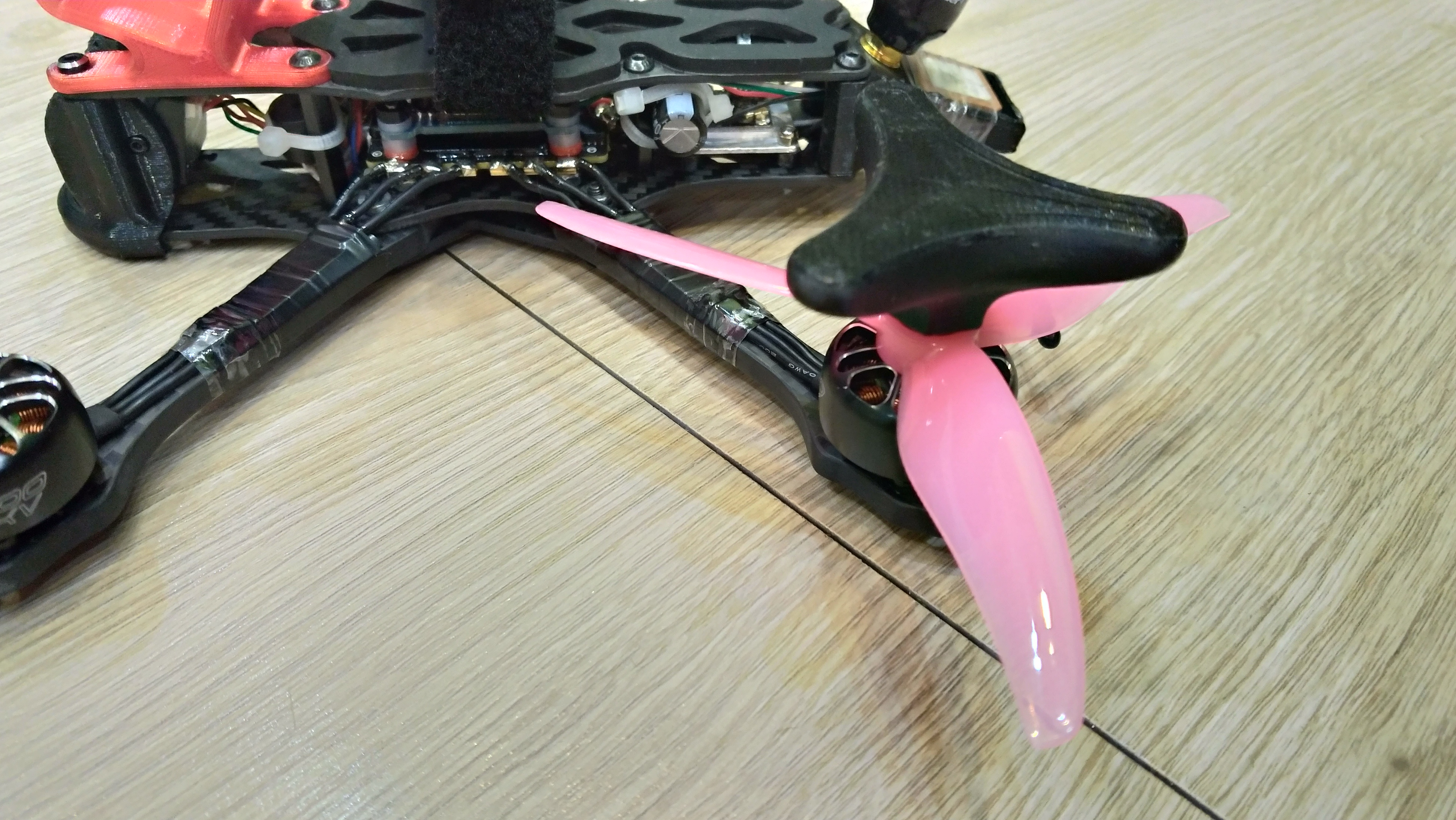 Bir quadrocopter üzerine pervanenin montajı için 8 mm anahtar (Plastik Aparattır!!!)