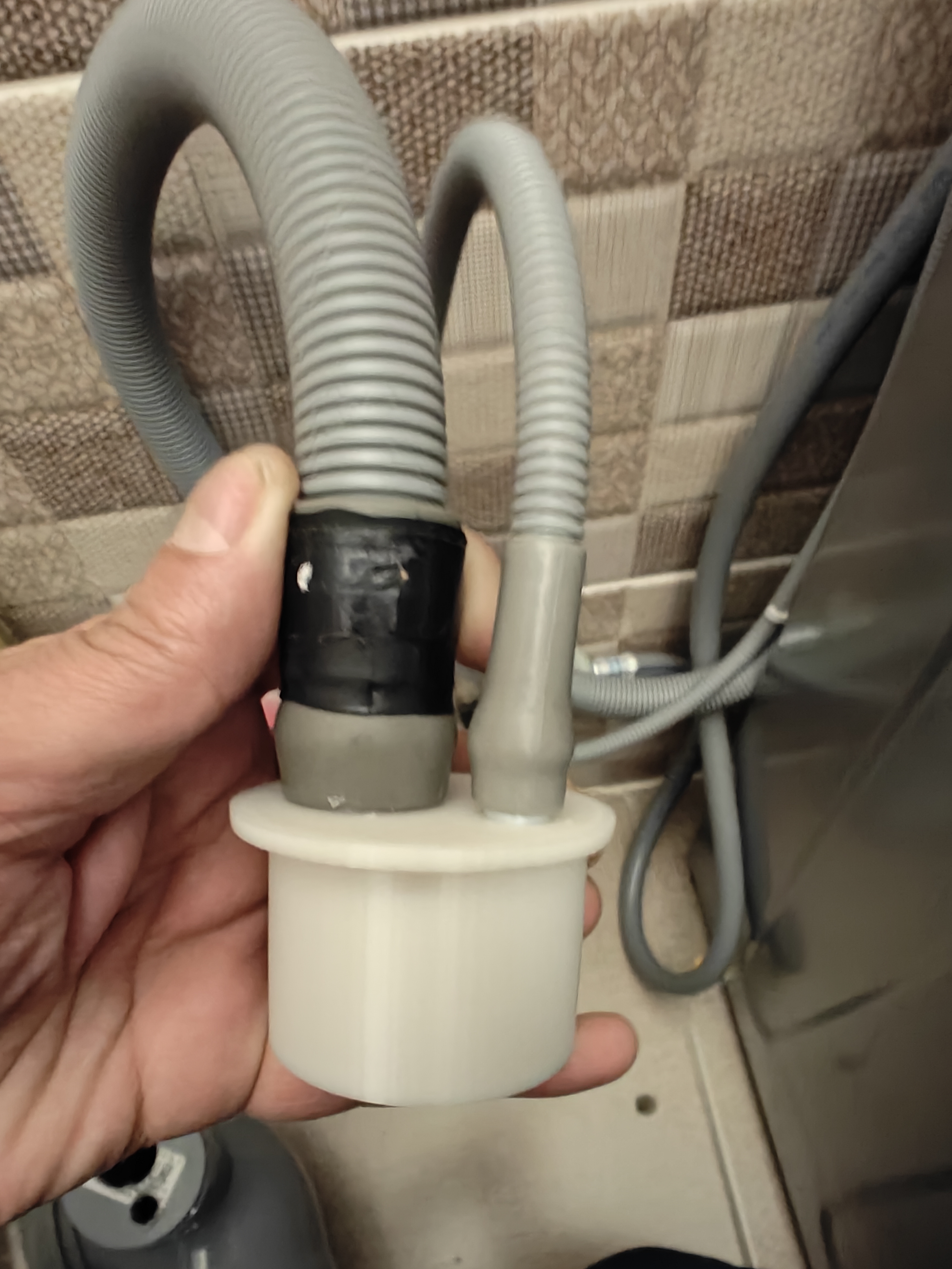 Yıkama ve kurutma makinelerini boşaltmak için musluk ile kanalizasyon fişi (Plastik Aparattır!!!)