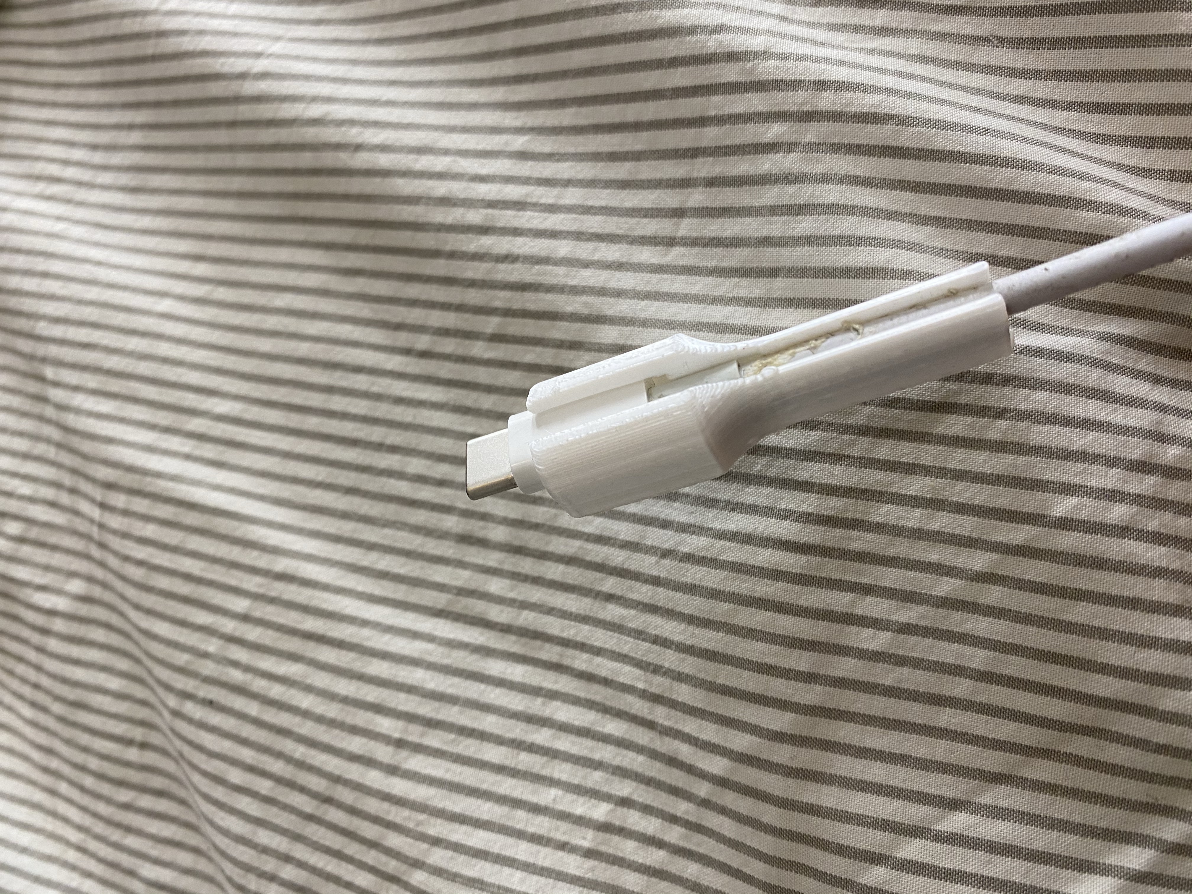 MacBook Pro USB-C için Kablo Koruması (Plastik Aparattır!!!)