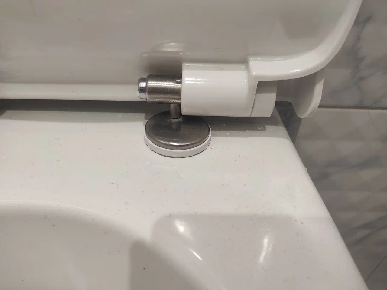 Tuvaletin kendi kendine karışan kılıfı (Plastik Aparattır!!!)