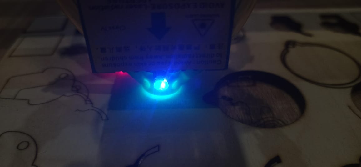Kompresör üfleme Rev.2 lazer gravürlü totem ve analoglar (lazer ışını gözlemlemek için bir delik ile) (Plastik Aparattır!!!)