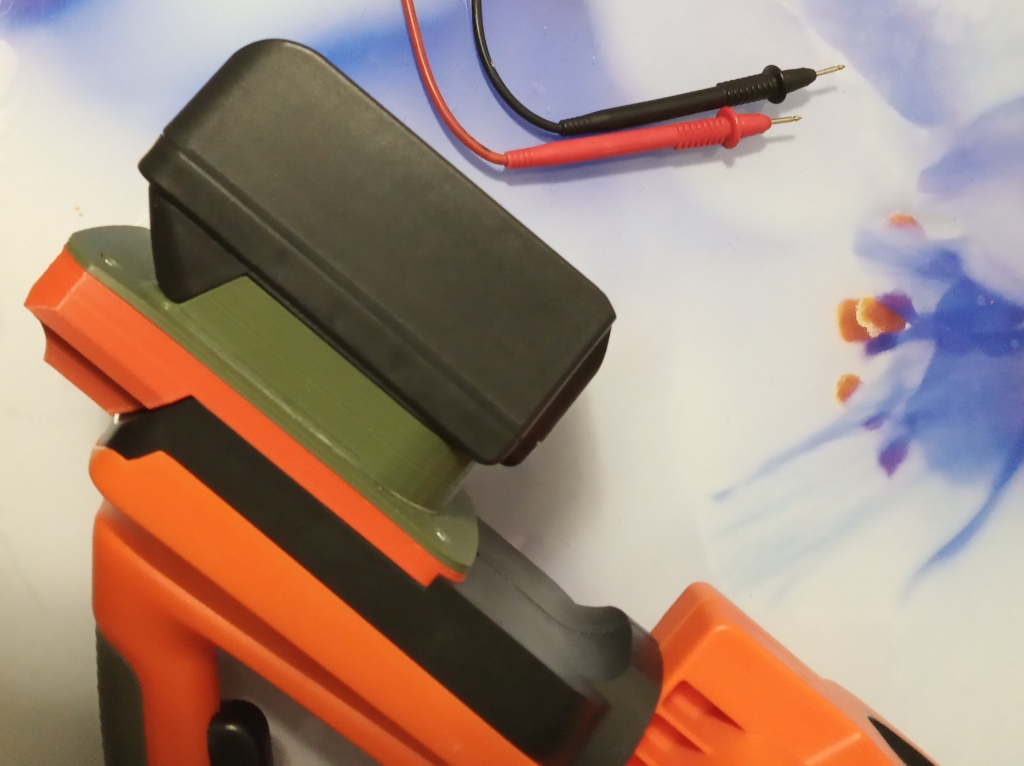 Makit şekilli piller için "Enkor" 18 volt ile adaptör. (Plastik Aparattır!!!) Makit şekilli piller için "Enkor" 18 volt ile adaptör. (Plastik Aparattır!!!)