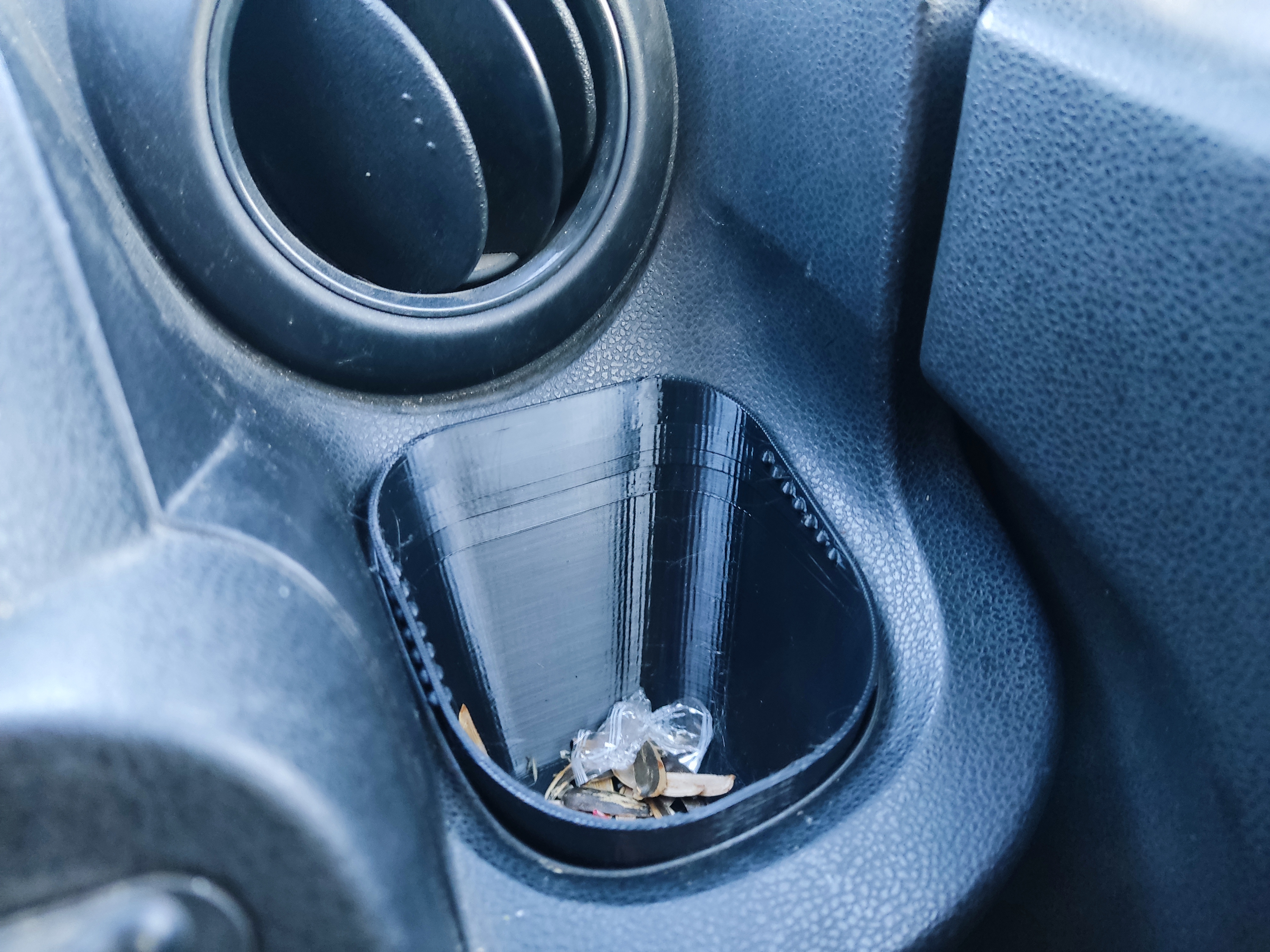 Torpido Honda Fit 2009 GE6'daki fincan tutucusunda. (Plastik Aparattır!!!)