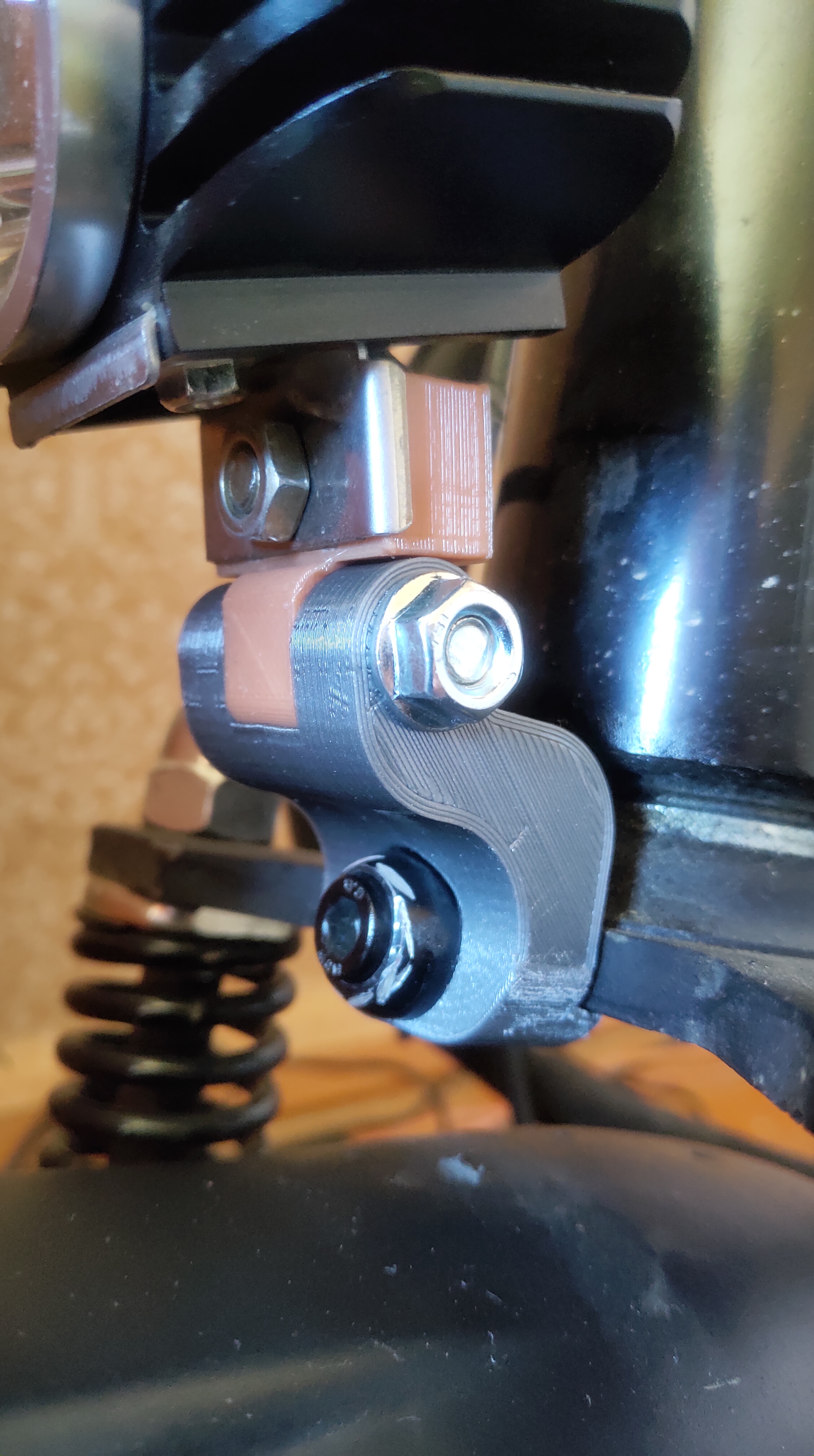 Scooter Kugoo M4 Pro'daki farın sabitlenmesi için braket (Plastik Aparattır!!!)