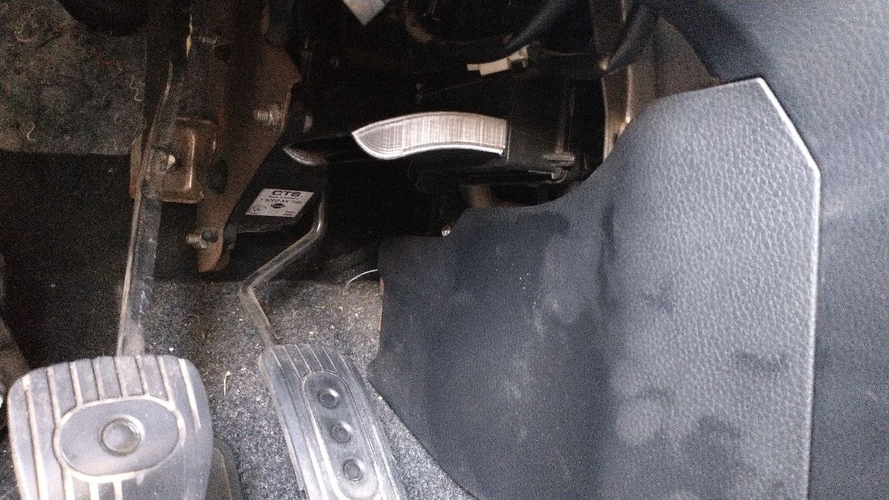 Nissan Note E11 için sürücünün bacaklarına boru (Plastik Aparattır!!!)
