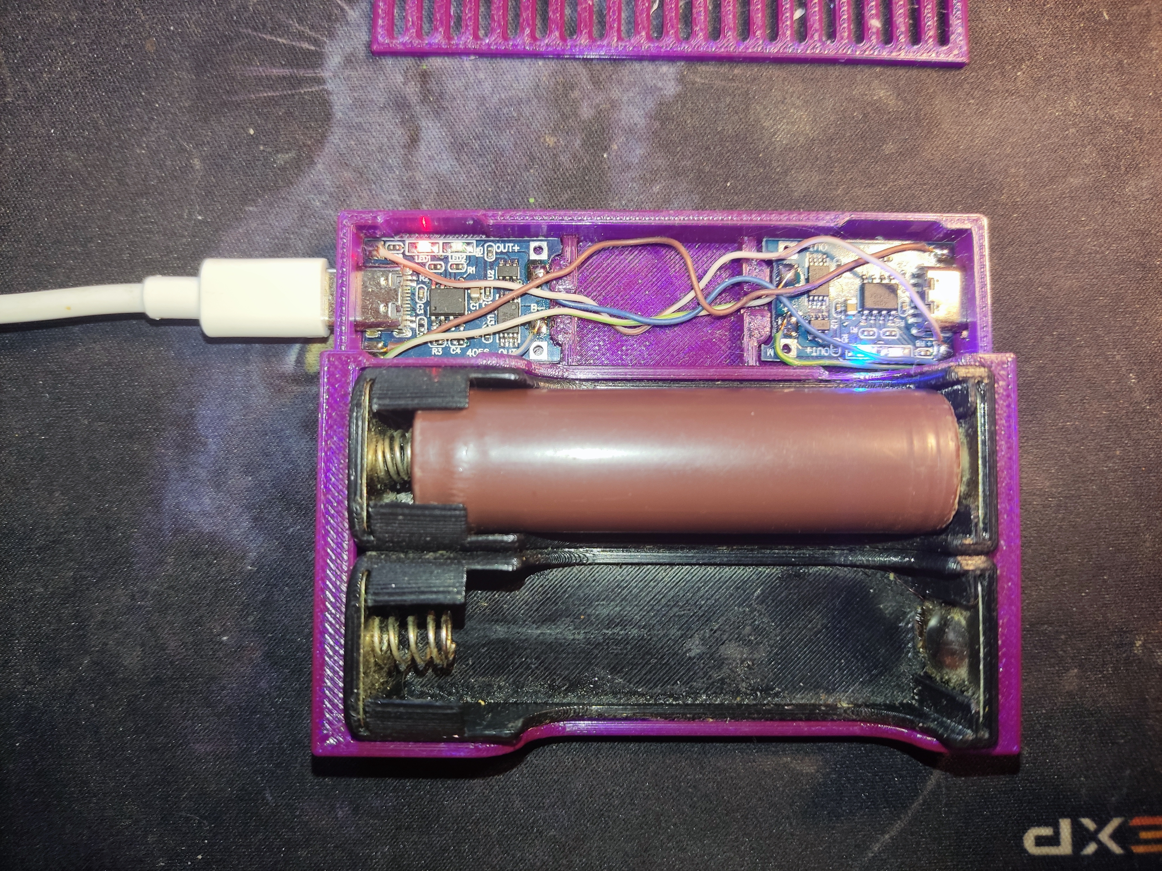 18650х2 şarj cihazının kasası ve tutucuları. (Plastik Aparattır!!!)